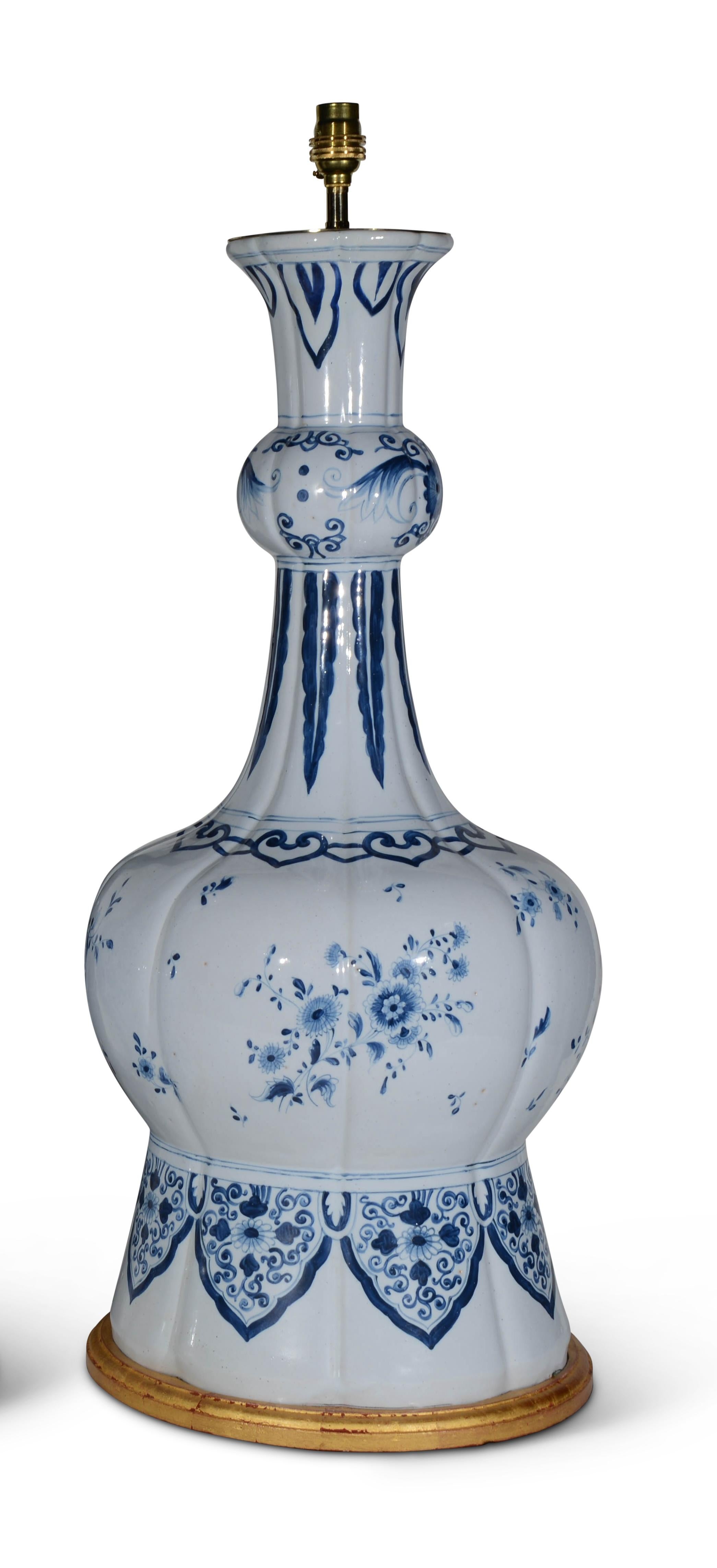 Gran par de lámparas de mesa Delft de doble cuello de ajo azules y blancas del siglo XIX en venta 1