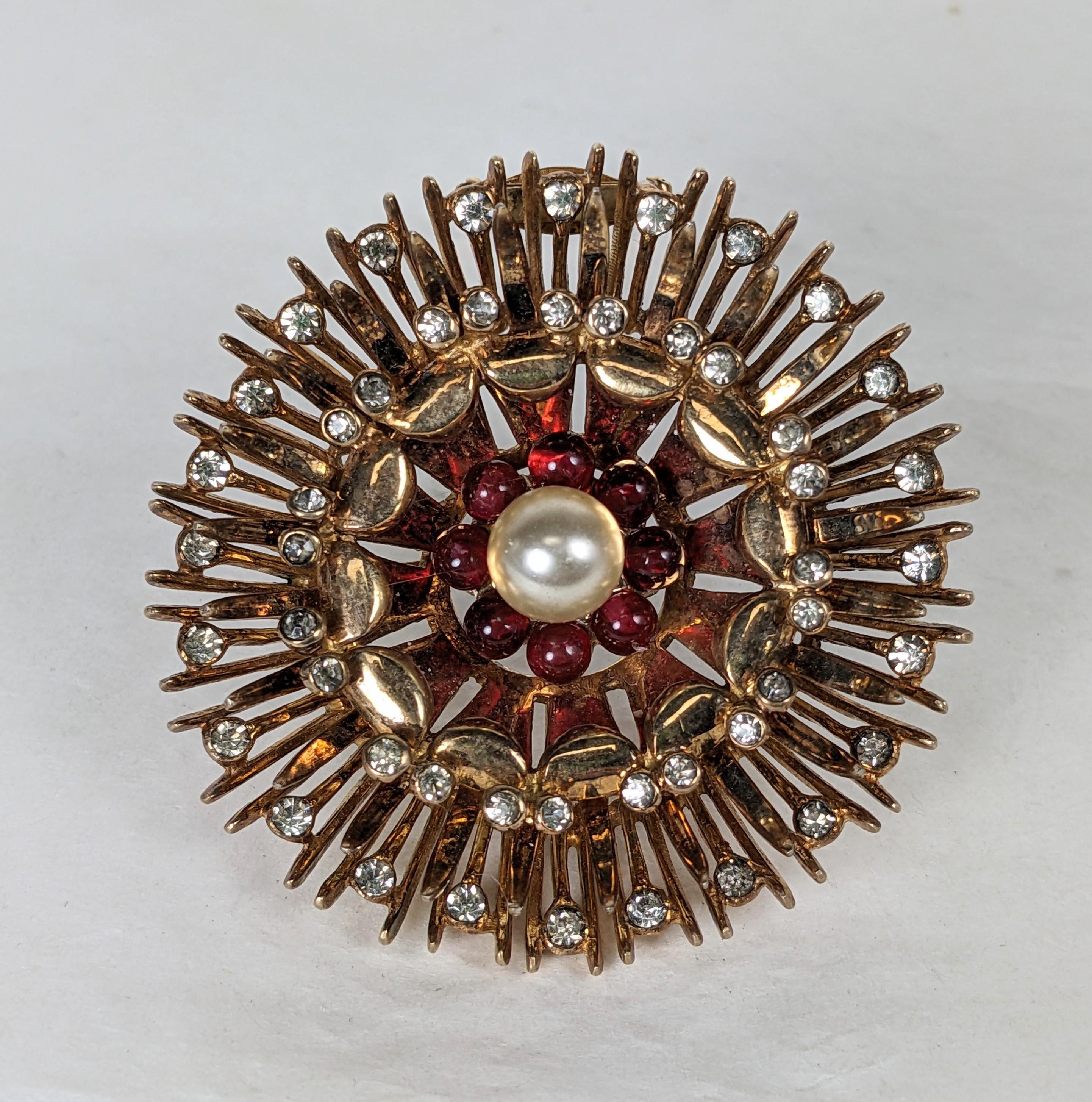 Grand DeRosa Elaborate Tiered Retro Sunburst Fur Clip Brooch of  argent sterling plaqué or rose et accents de strass en cristal. Très dimensionnel avec des cabochons en faux rubis et une pièce centrale en fausses perles. Excellent état, signé, L