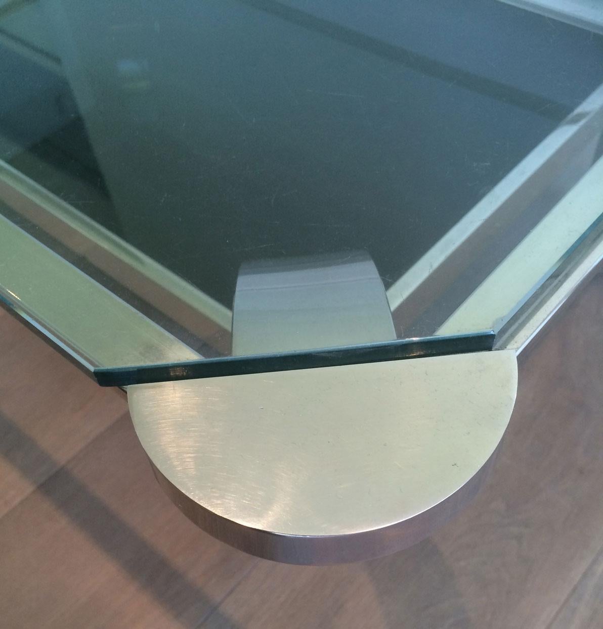 Grande table basse chromée avec étagères en verre en vente 5
