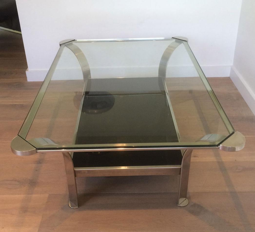 Grande table basse chromée avec étagères en verre en vente 7