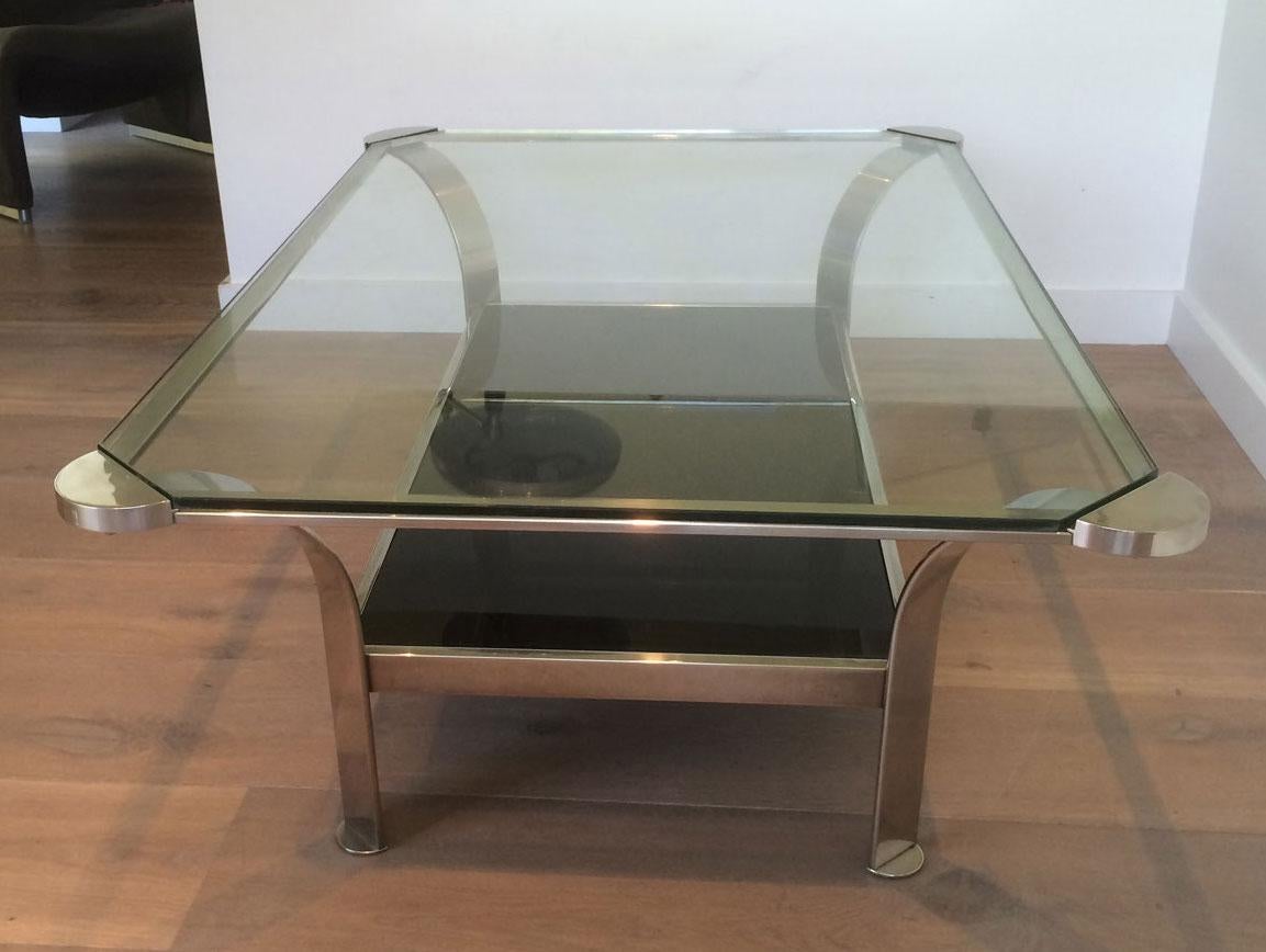 Français Grande table basse chromée avec étagères en verre en vente