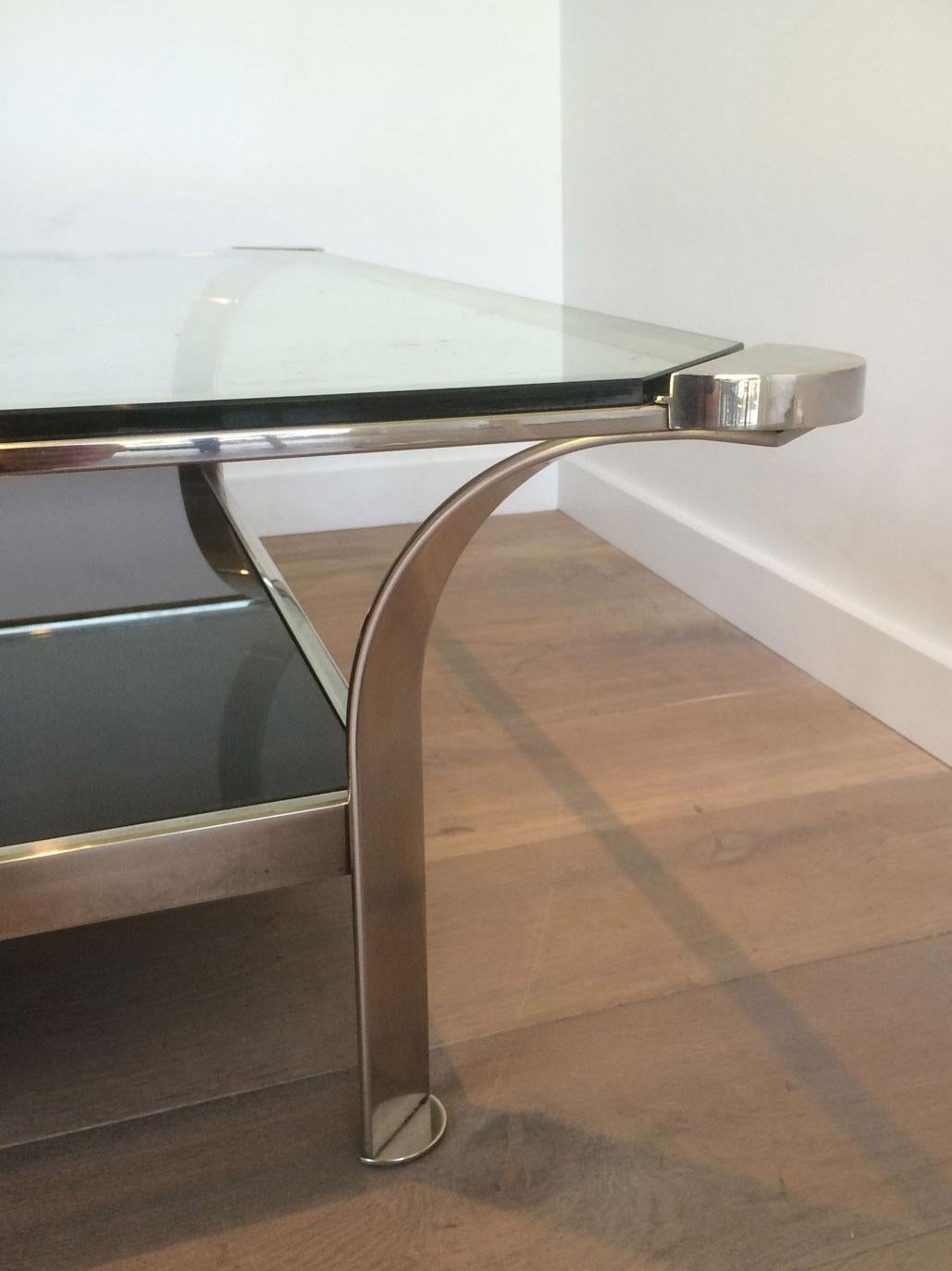 Fin du 20e siècle Grande table basse chromée avec étagères en verre en vente