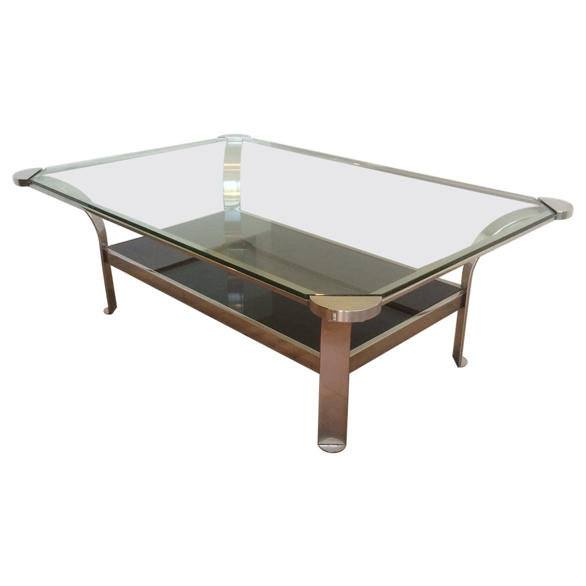 Mesa de centro cromada de gran diseño con estantes de cristal