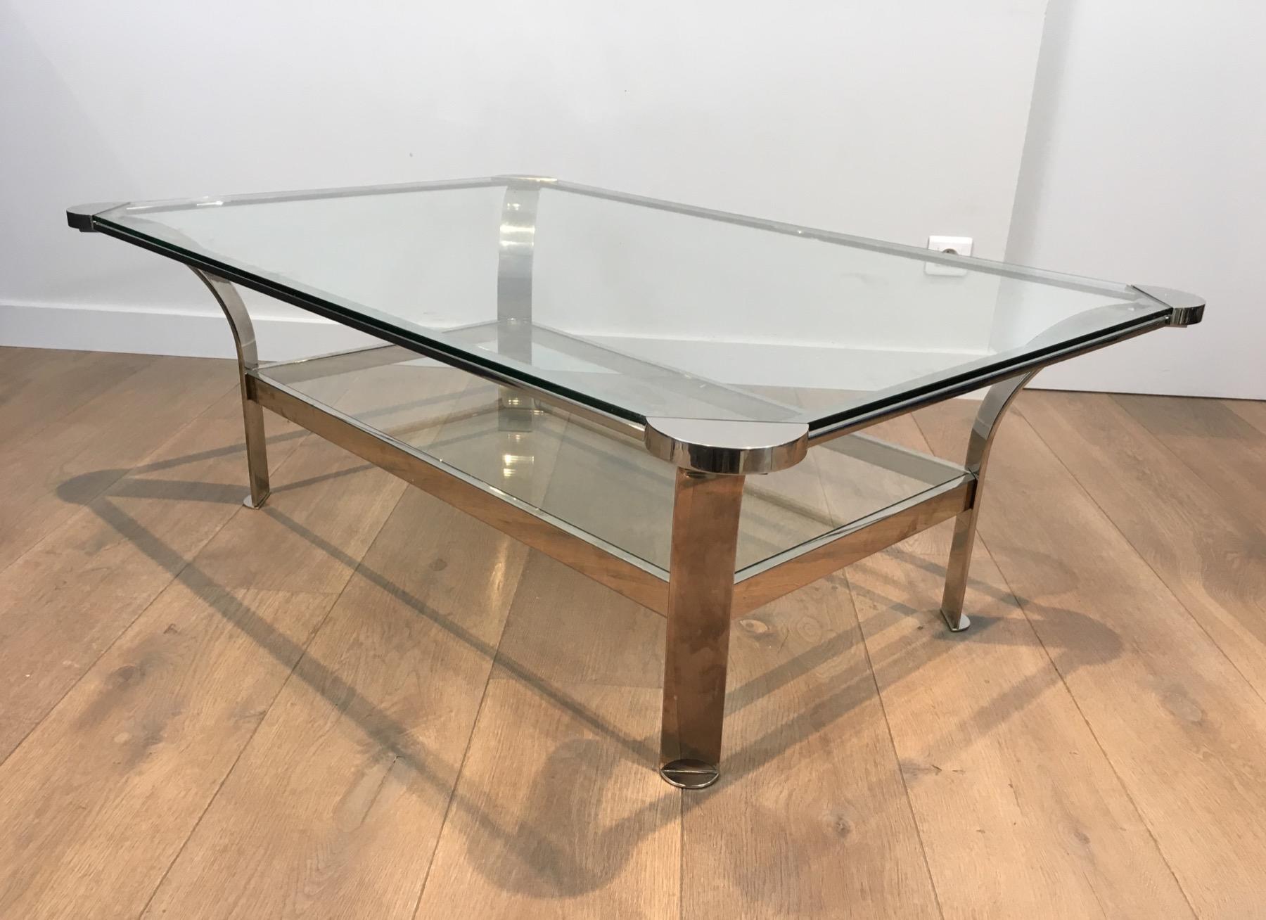 Esta mesa de centro de bonito diseño está hecha de cromo con un estante de cristal. Se trata de una obra francesa. Muy bonito diseño y buena calidad. Alrededor de 1970.