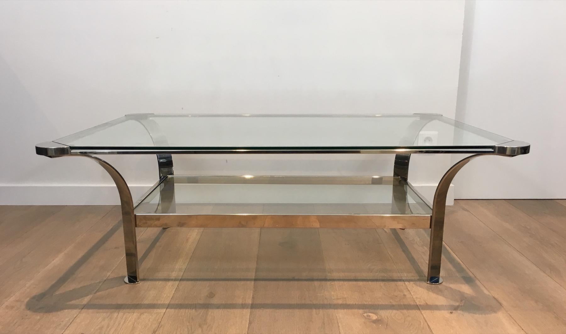 Français Grande table basse chromée avec étagères en verre, française, vers 1970 en vente