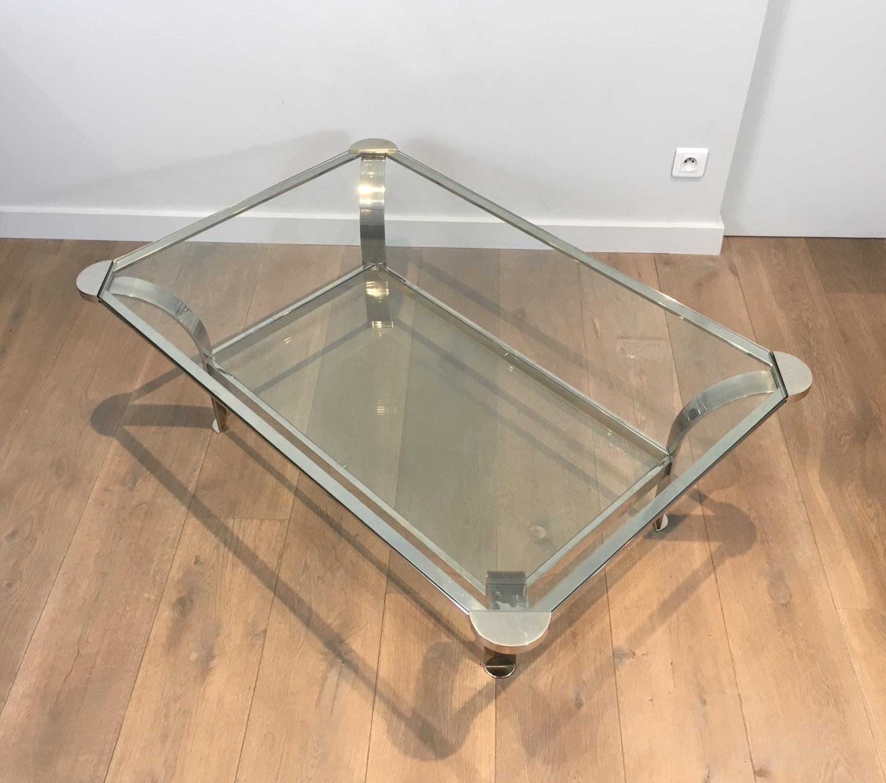 Mesa de centro cromada de gran diseño con estantes de cristal, francesa, circa 1970 Vidrio en venta