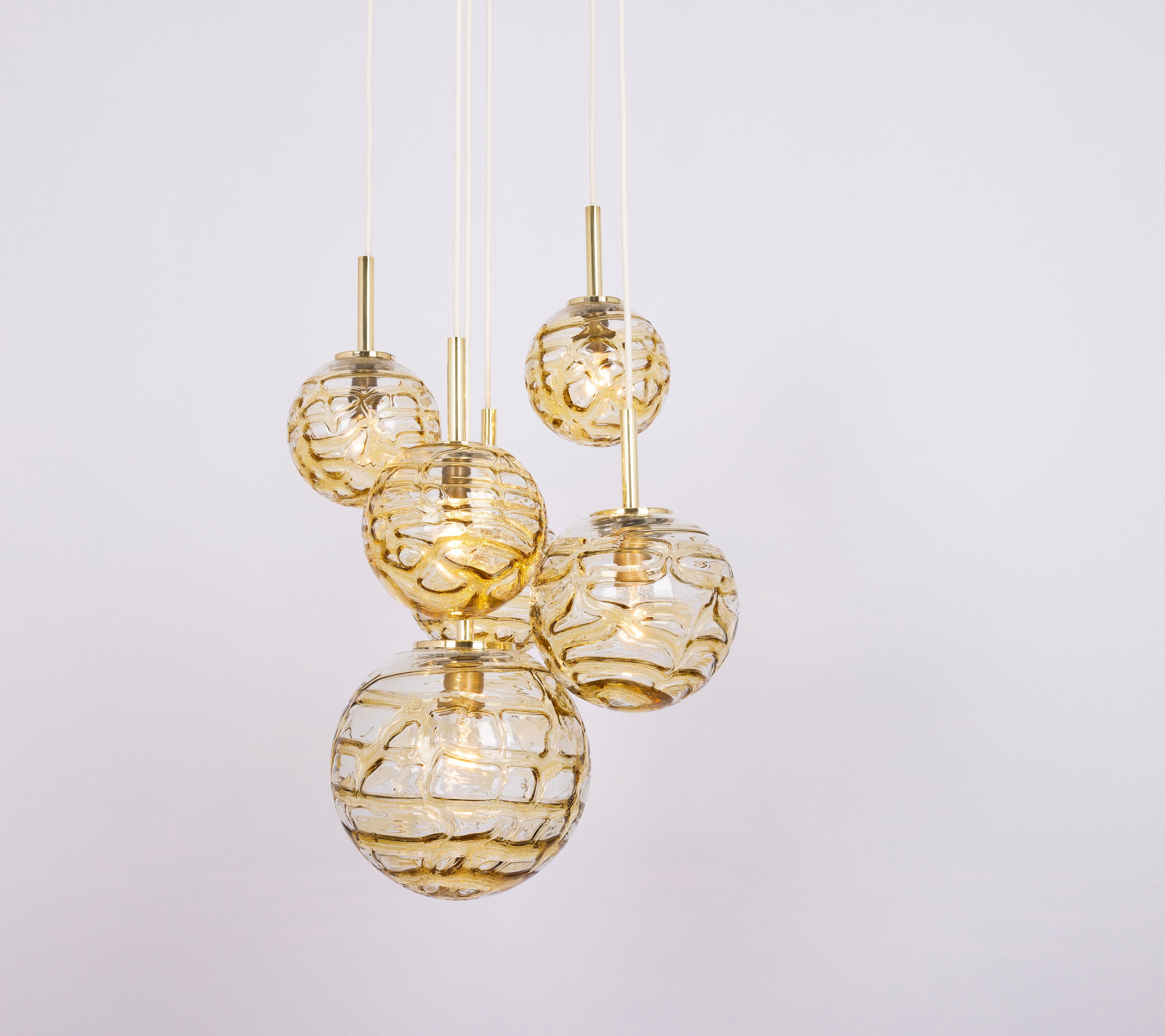 Ein besonderer großer kaskadenförmiger Kronleuchter von Doria, hergestellt in Deutschland, circa in den 1970er Jahren mit 6 Murano-Gläsern.
Wunderbare Form und atemberaubende Lichtwirkung.
Fassungen: 4 x E14 kleine Glühbirne. (40 W max) und 2 x E27