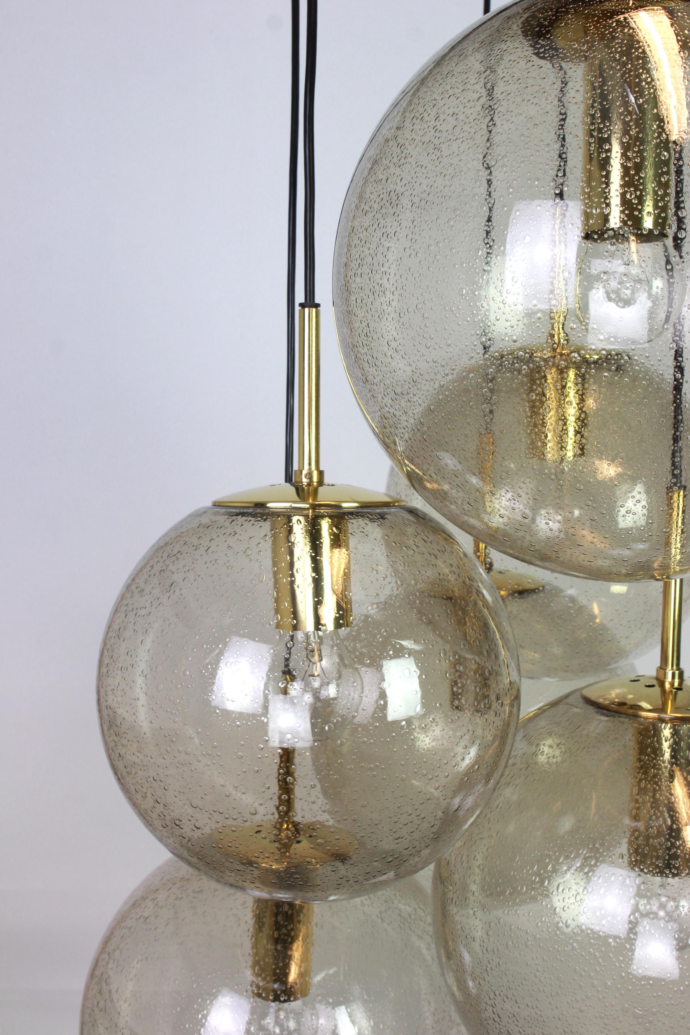 A special large cascading chandelier by Limburg, manufactured in Germany, circa 1970s with 6 round smoked glasses.
Wonderful form and stunning light effect.
Sockets: &5 x E26 /E27 standard bulb. (100 W max).
Drop rod can be adjusted as required,