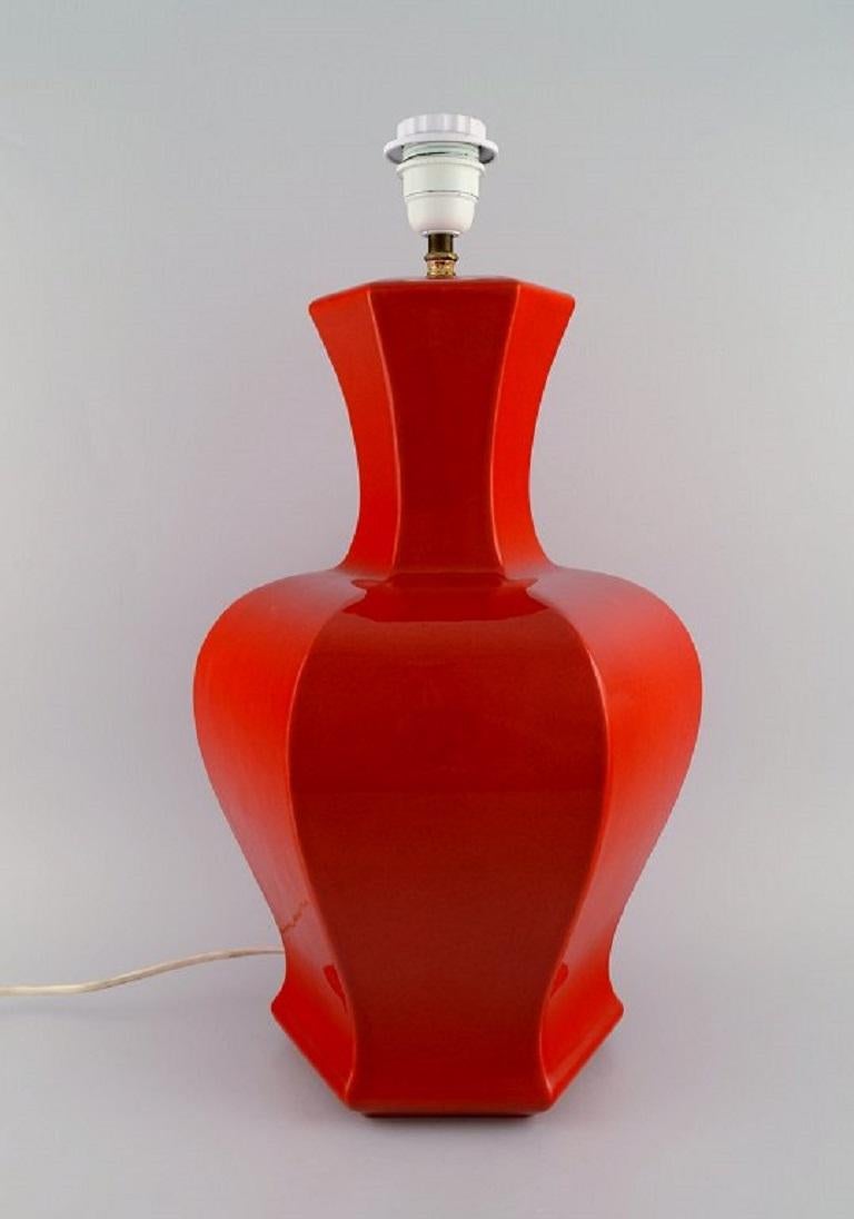 Large designer table lamp in red glazed ceramics. 
Late 20th century.
Measures: 43 x 28 (ex socket).
In excellent condition.