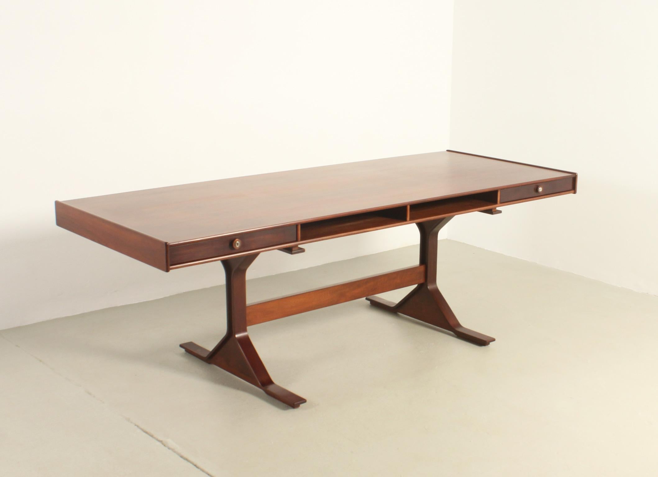 Large desk designed by Gianfranco Frattini in 1956 for Bernini, Italy. Walnut wood with two drawers and two spaces in the front side and other four spaces in the back side. 