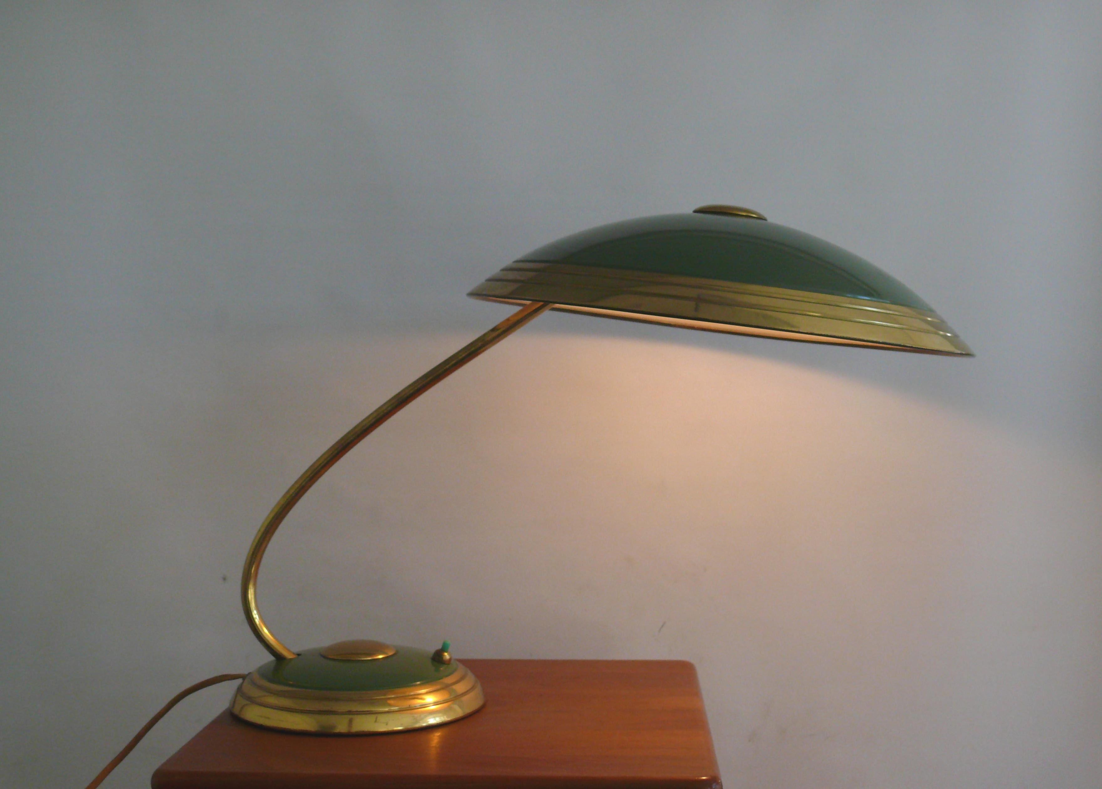 Grande lampada da tavolo Helo con un paralume molto grande e sezioni in ottone ramato (bronzato?): un classico senza tempo degli anni '50. Dal punto di vista stilistico, il design della lampada si ispira all'epoca del Bauhaus. Il paralume è