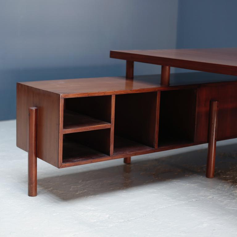 An office desk designed in the middle century by Pierre Jeanneret for various administrative agencies in the city of Chandigarh. It is a design that can be heard of the high practicality composed of a wide top plate, a box with a drawer with a wide