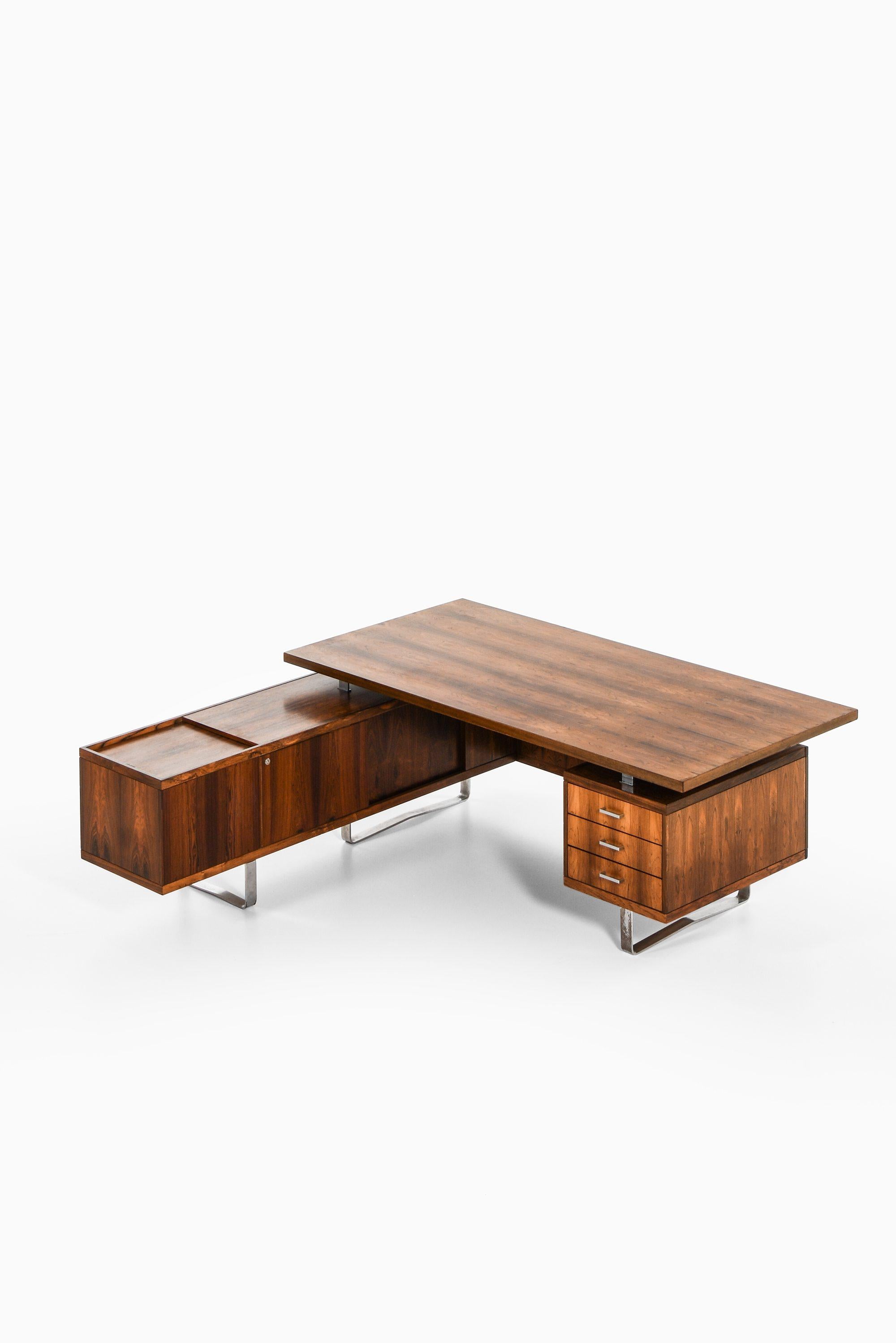 Grande scrivania con credenza in palissandro e acciaio cromato di Jørgen Pedersen, anni '60

Informazioni aggiuntive:
Materiale: Palissandro e acciaio cromato
Stile: Metà secolo, Scandinavo
Prodotto da E. Pedersen & Søn in Danimarca
Dimensioni (L x
