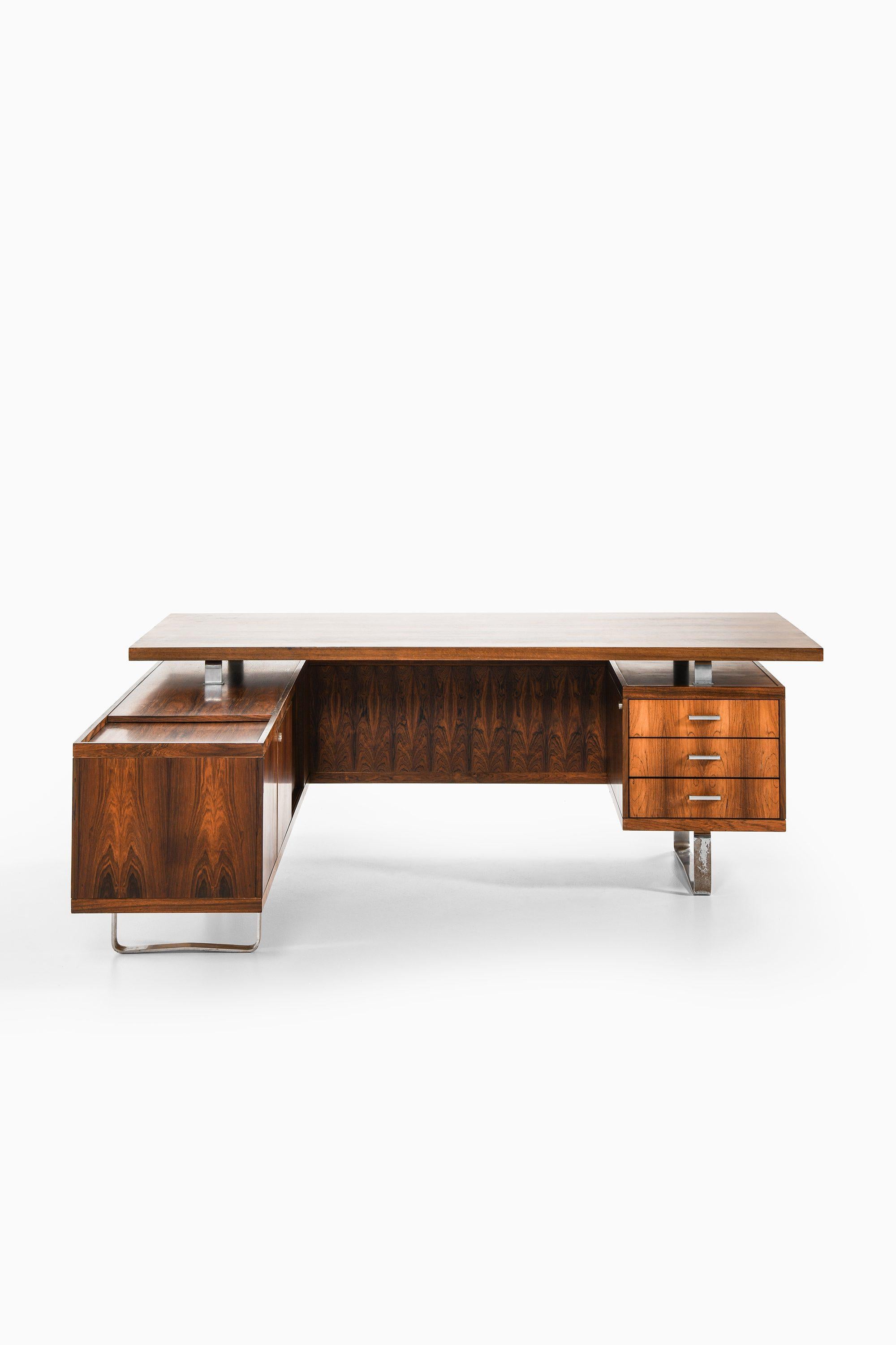 Scandinavo moderno Grande scrivania con credenza in palissandro e acciaio cromato di Jørgen Pedersen, anni '60 in vendita
