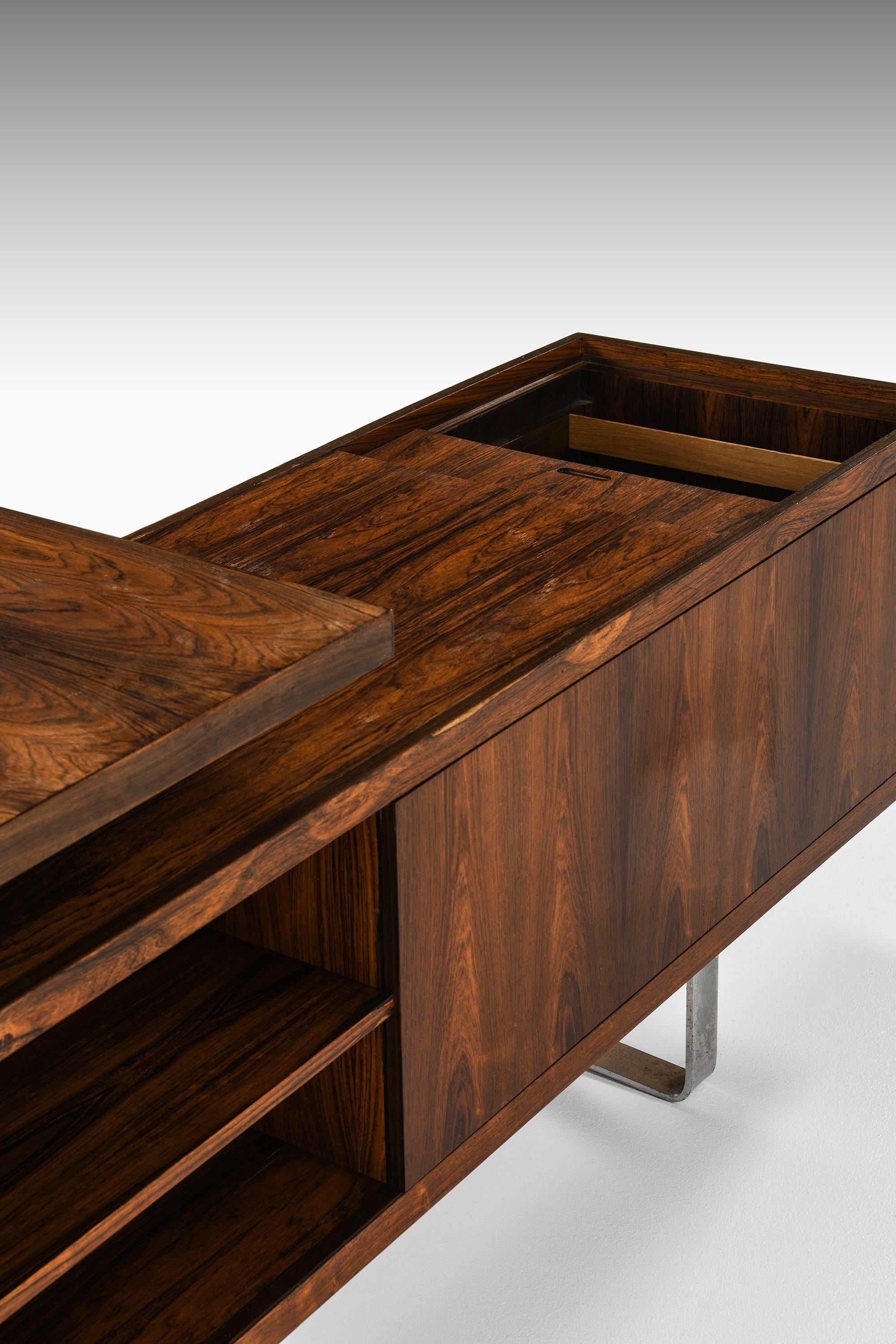 XX secolo Grande scrivania con credenza in palissandro e acciaio cromato di Jørgen Pedersen, anni '60 in vendita