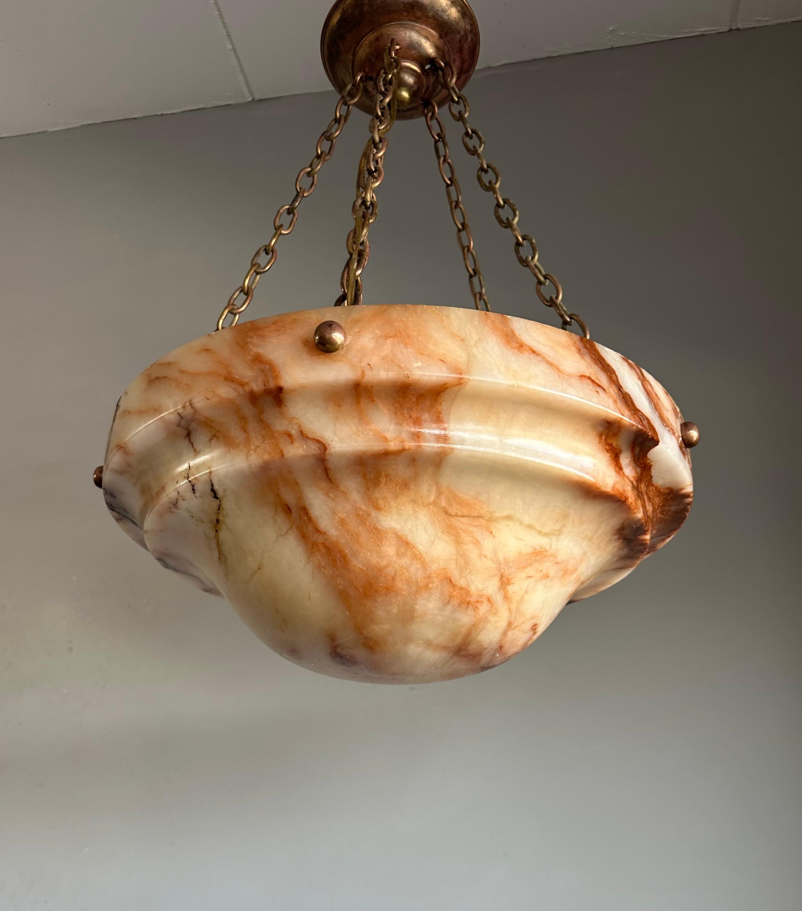 Superbe lustre à 5 lumières Art Déco, sculpté à la main, avec un abat-jour en albâtre multicolore.

Grâce à son design intemporel, sa beauté esthétique, sa grande taille et son superbe état, ce lustre antique en albâtre ne manquera pas d'illuminer