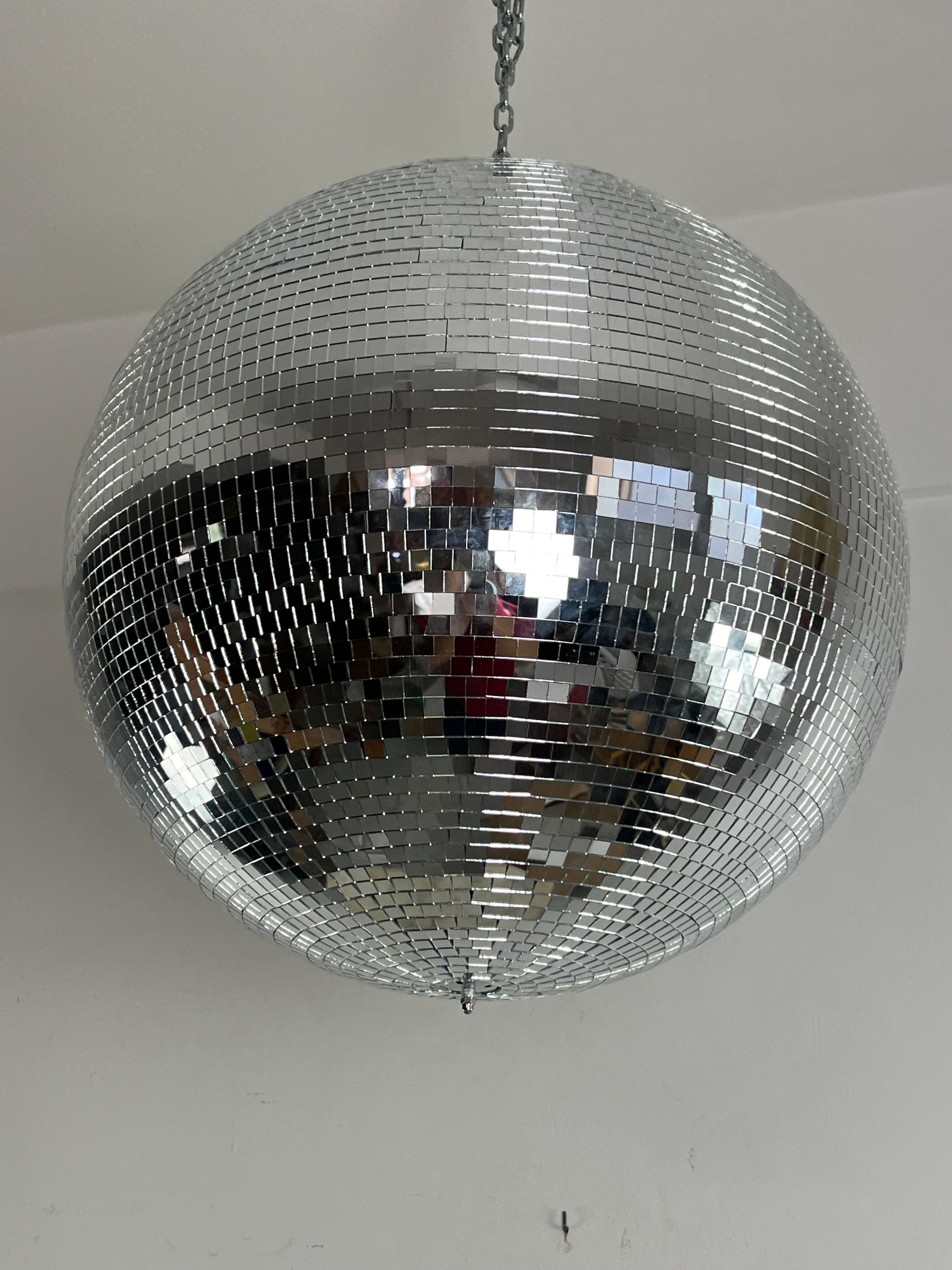 Large diameter 50 cm professional glass mosaic disco ball with rotor, 1980s
Purchased and never used, in excellent condition.

We guarantee immediate shipping with adequate packaging and a trusted courier.