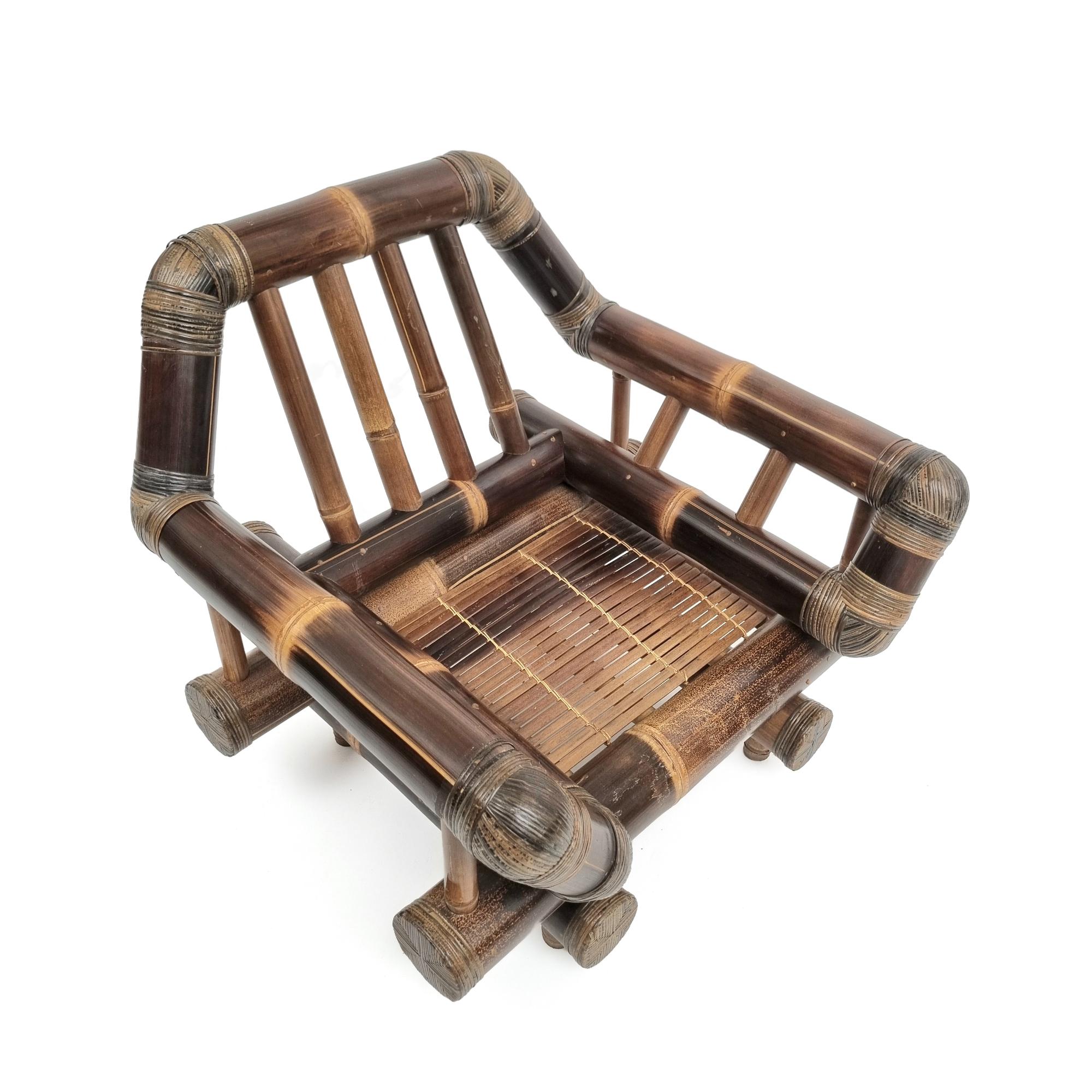 Découvrez ce superbe fauteuil Mid-Century, doté d'une structure en bambou de grand diamètre qui allie beauté naturelle et design intemporel. Ce fauteuil vintage offre un style et une qualité exceptionnels, ce qui en fait une pièce à part dans tout