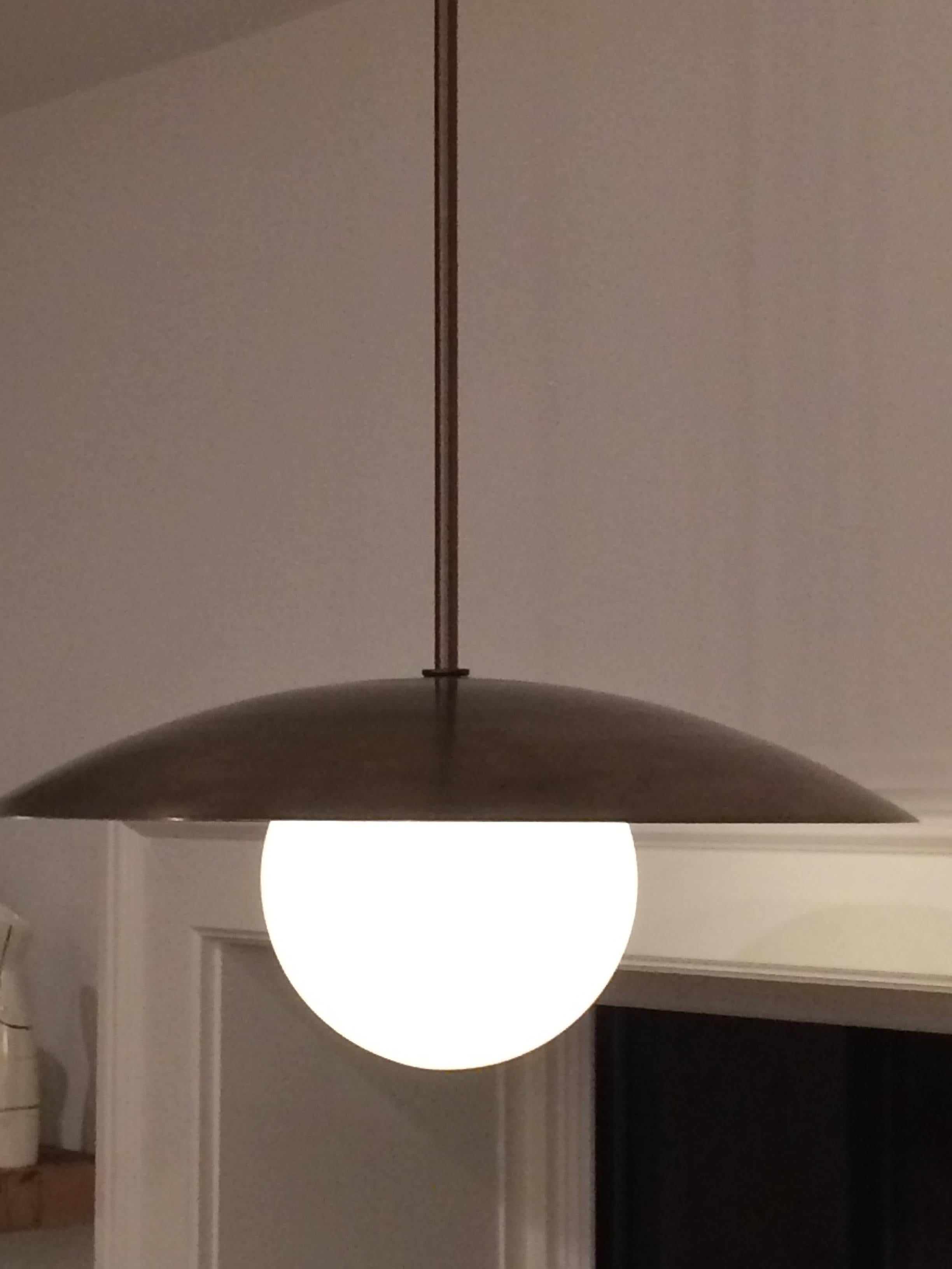 Lampe à suspension Sasco de grand diamètre en laiton massif avec globe en verre dépoli mat Neuf - En vente à Pound Ridge, NY