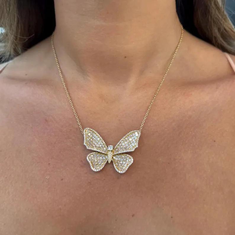 Contemporain Collier pendentif papillon en or jaune 18 carats et diamants 5,24 carats G VS2 en vente
