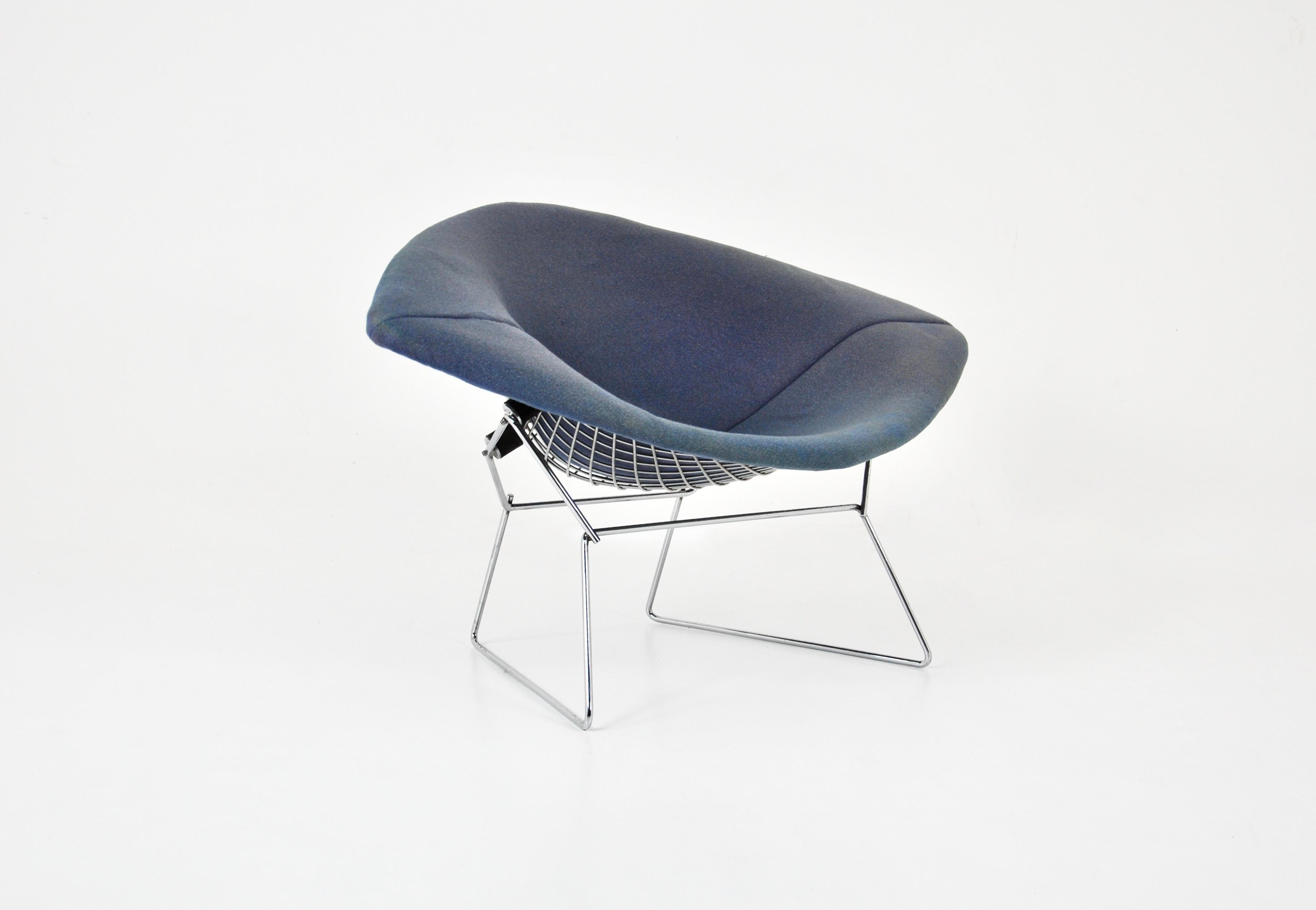 Armchair in metal and blue fabric by Harry Bertoia. Large Diamond model. Seat height: 39 cm. Wear due to time and age.
