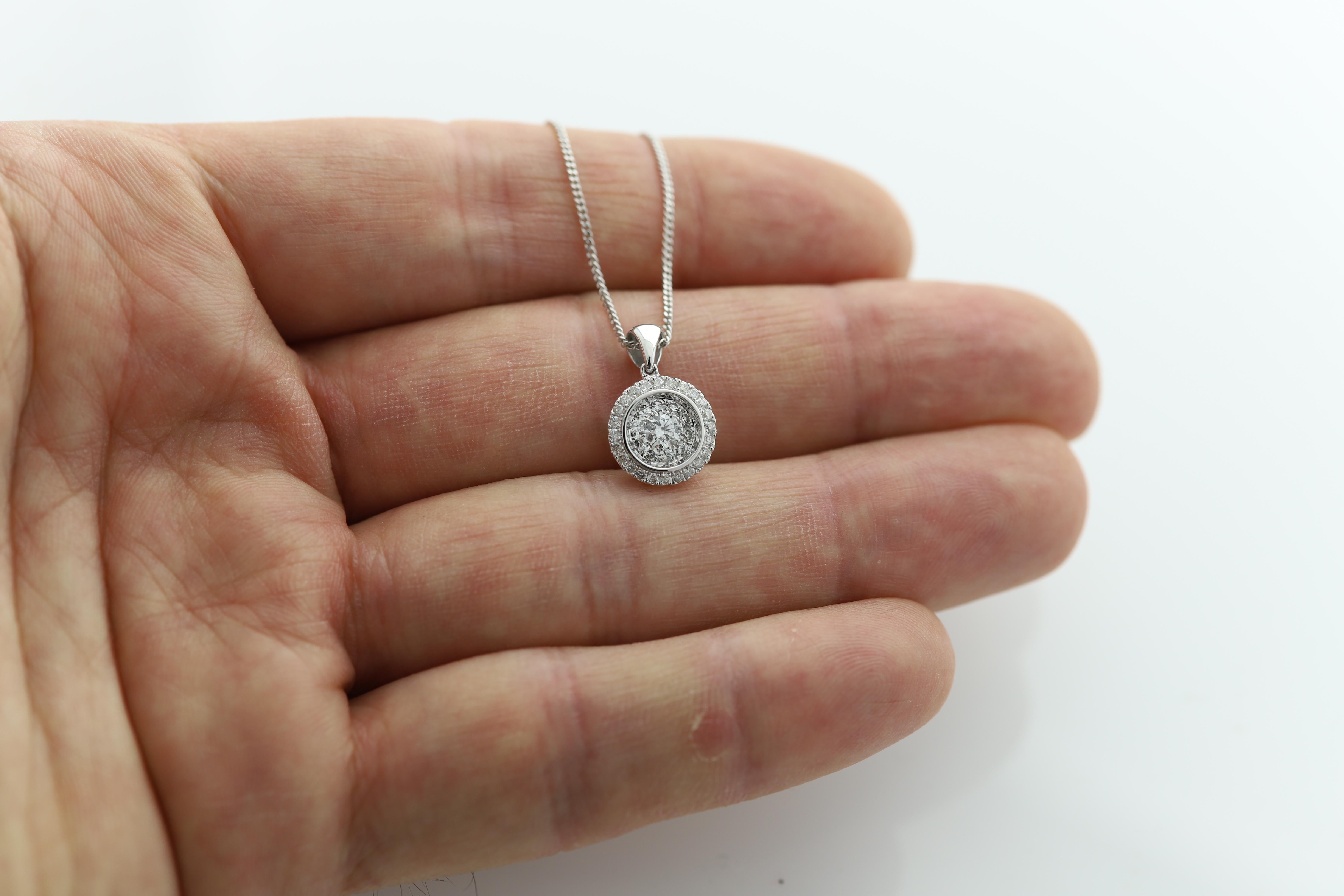 Donna Ciondolo a girocollo con diamante grande in oro bianco 18 carati e diamanti a grappolo regolabile in vendita