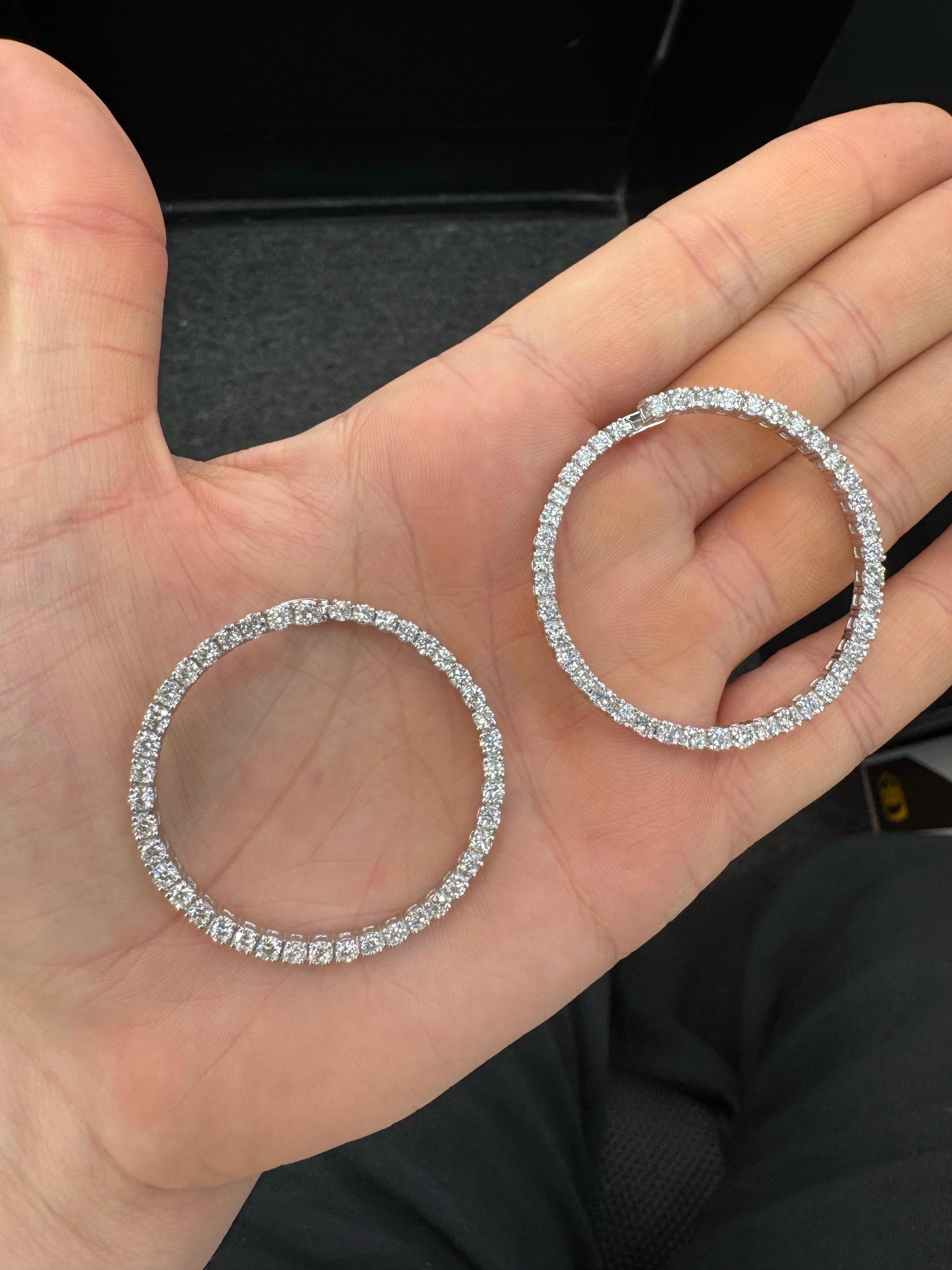 Brillanti e audaci, questi orecchini a cerchio oversize sono realizzati in oro 14 carati e incastonati con 84 diamanti rotondi a taglio brillante per un totale di circa 5,00 carati. I diamanti, di colore G-H e purezza SI1-SI2, sono montati lungo il