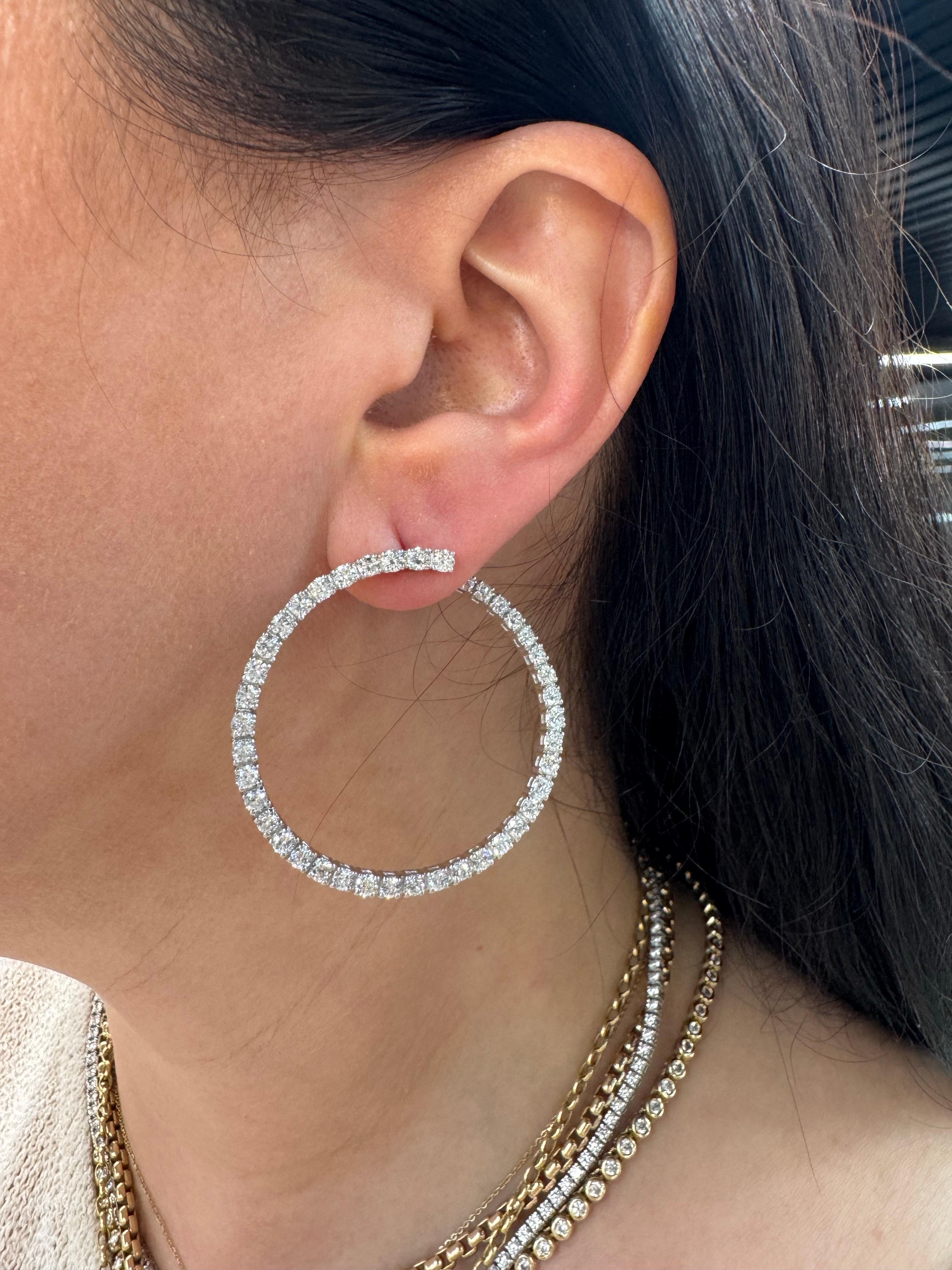 Orecchini circolari con diamanti grandi 5 carati in oro bianco 14 carati 9,5 grammi In condizioni Nuovo in vendita a New York, NY