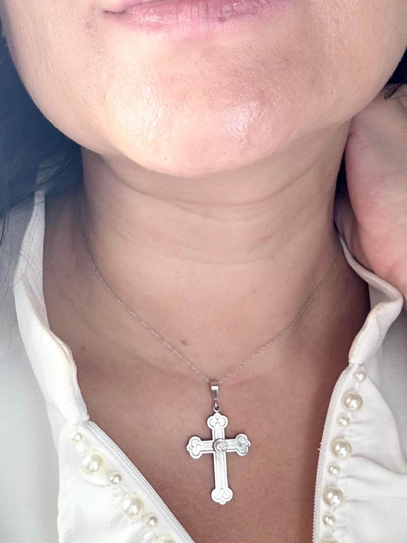 Large diamond cross pendant necklace 14KT white gold diamond cross pendant In New Condition For Sale In Jupiter, FL
