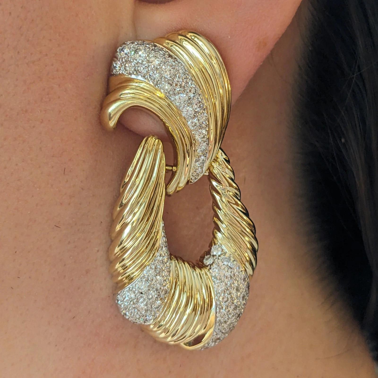 Boucles d'oreilles pendantes en or jaune 14k avec un grand diamant en forme de heurtoir en vente 8