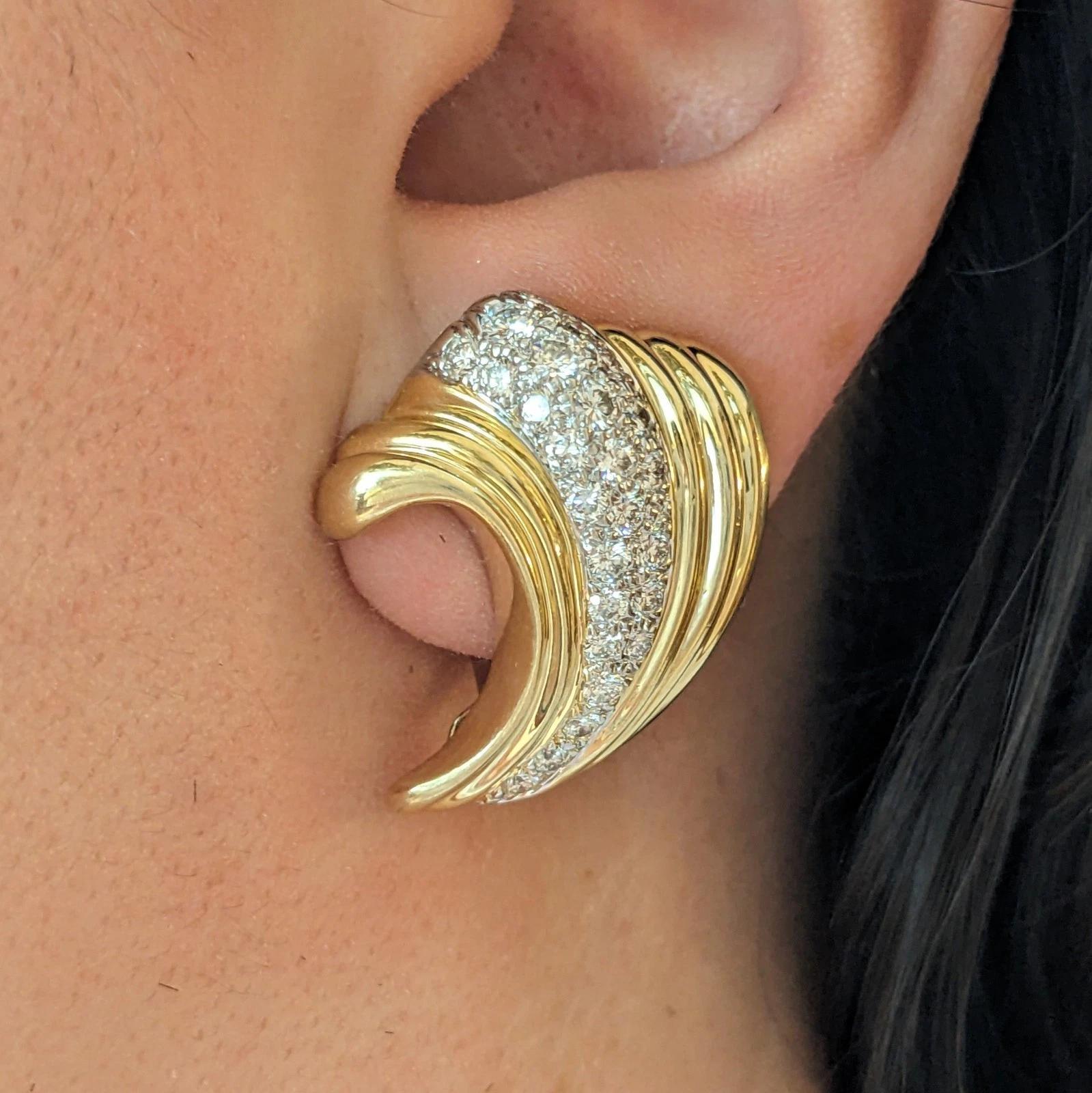 Boucles d'oreilles pendantes en or jaune 14k avec un grand diamant en forme de heurtoir 

Les boucles d'oreilles pendantes à gros diamants présentent un design Door Knocker en deux parties avec de l'or jaune 14k festonné serti de diamants ronds de