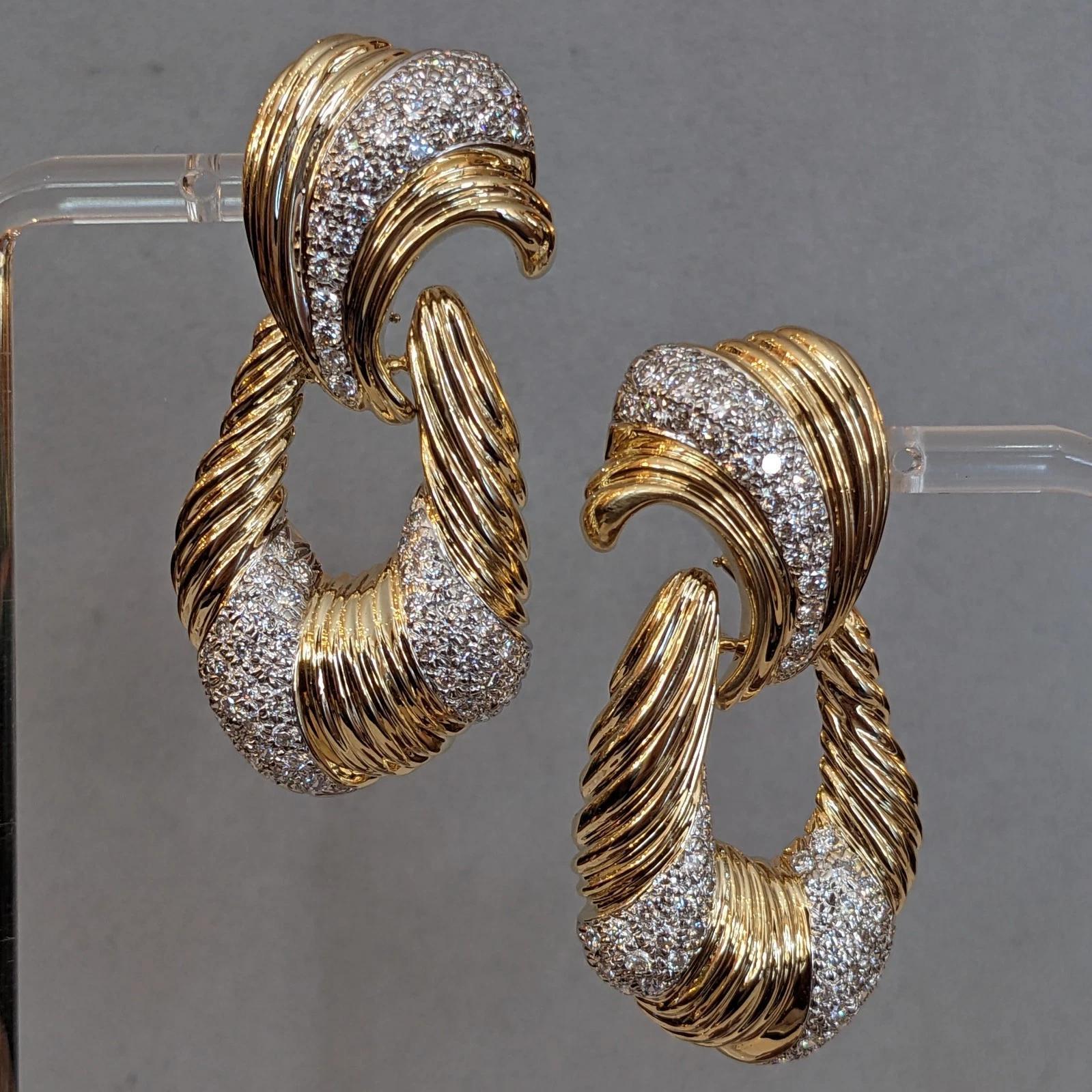 Taille ronde Boucles d'oreilles pendantes en or jaune 14k avec un grand diamant en forme de heurtoir en vente