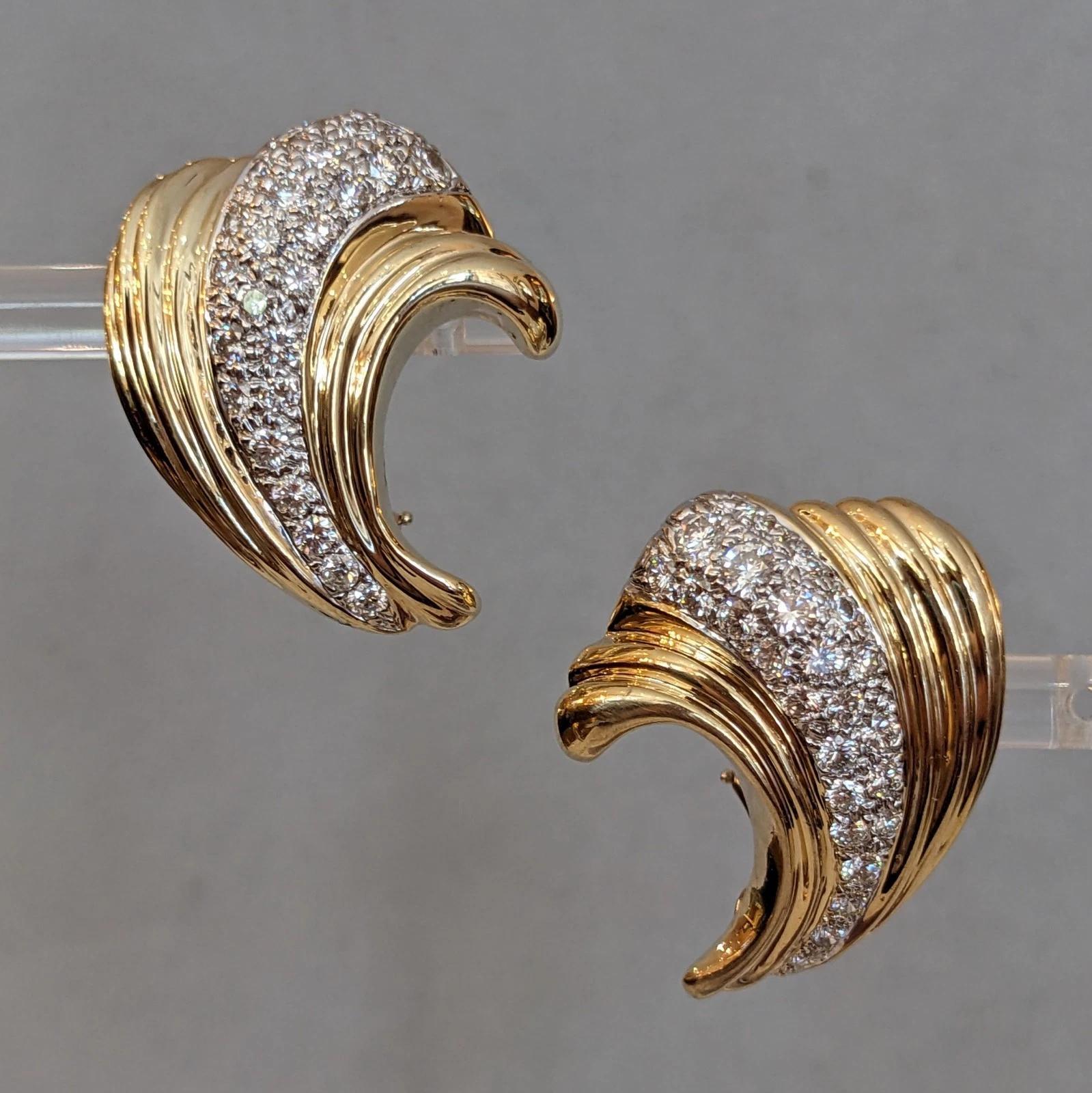 Boucles d'oreilles pendantes en or jaune 14k avec un grand diamant en forme de heurtoir en vente 1