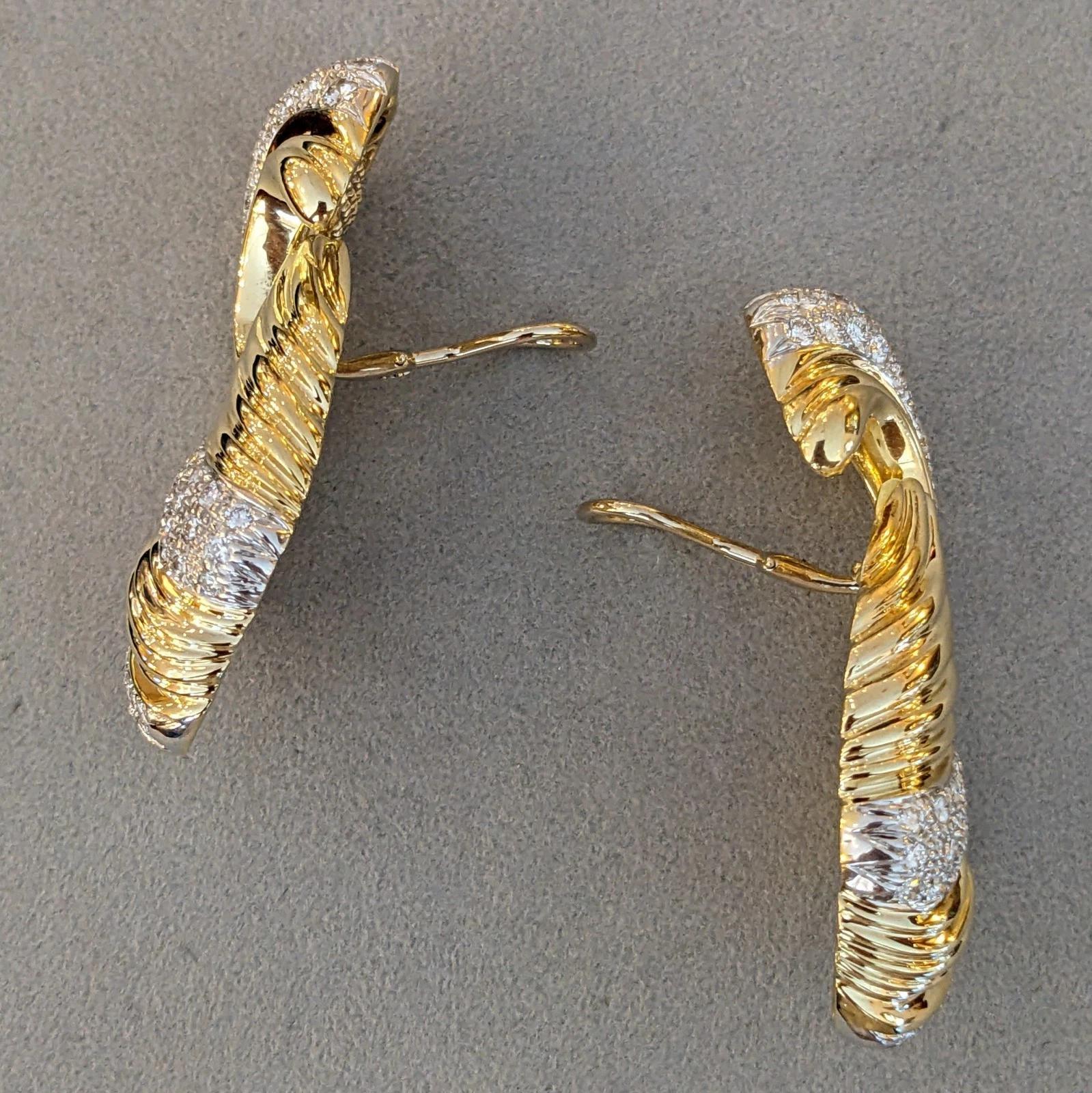 Boucles d'oreilles pendantes en or jaune 14k avec un grand diamant en forme de heurtoir en vente 2