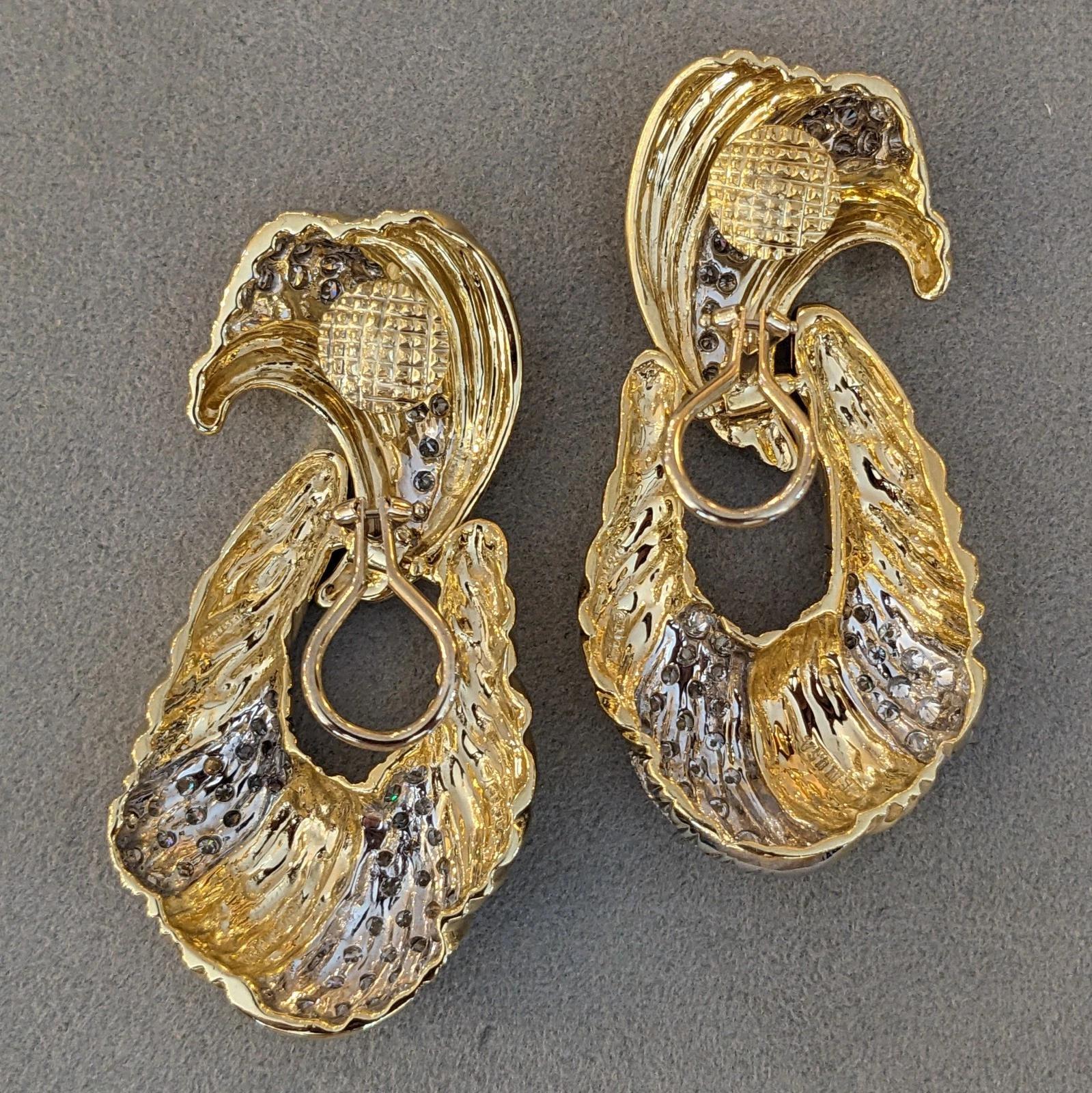 Boucles d'oreilles pendantes en or jaune 14k avec un grand diamant en forme de heurtoir en vente 3