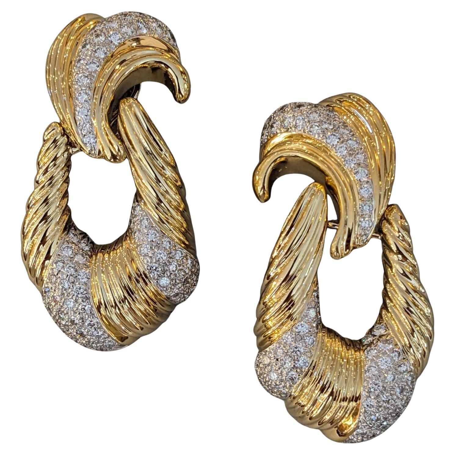 Boucles d'oreilles pendantes en or jaune 14k avec un grand diamant en forme de heurtoir en vente