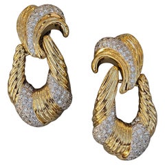 Boucles d'oreilles pendantes en or jaune 14k avec un grand diamant en forme de heurtoir