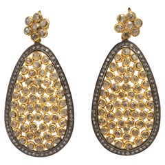 Boucles d'oreilles en argent et or avec grande fleur de diamant et goutte de diamant pendante