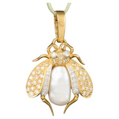 Grand pendentif abeille en or et diamants avec perle baroque 