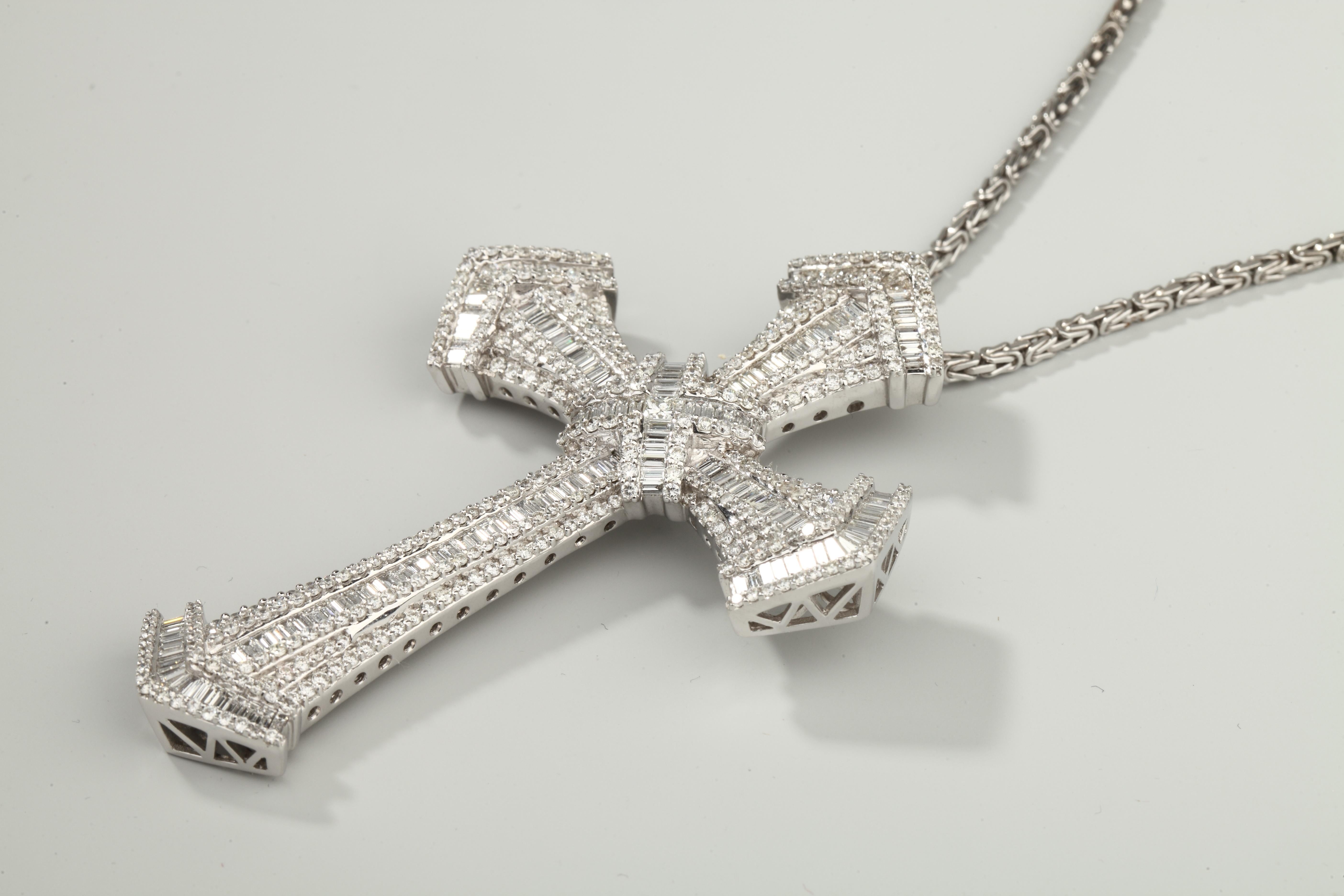 Large Diamond Gold Cross In Excellent Condition In Paris, FR