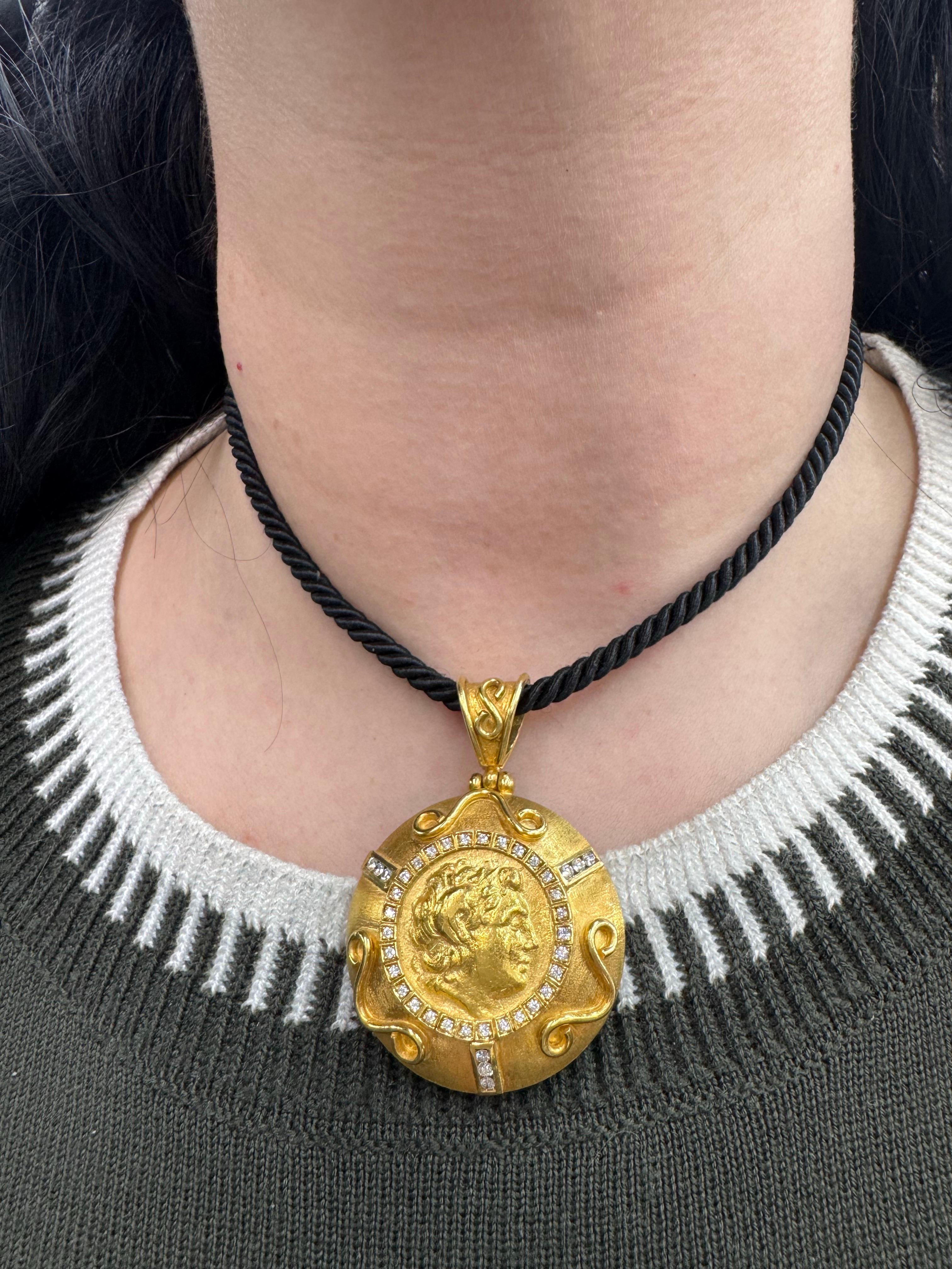 Taille ronde Collier avec pendentif en forme de pièce de monnaie grecque et diamants sur chaîne en or jaune 18 carats en vente