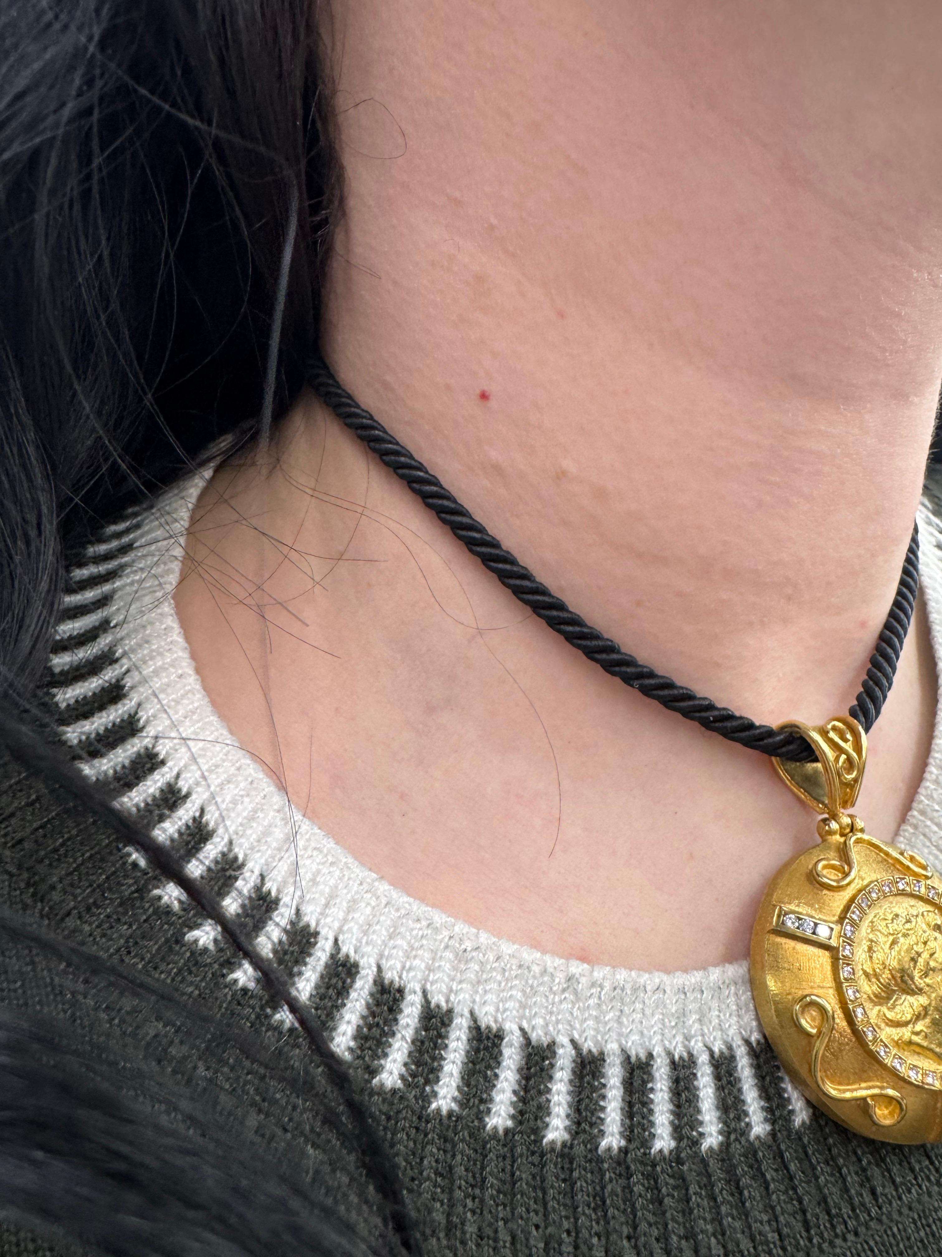 Collier avec pendentif en forme de pièce de monnaie grecque et diamants sur chaîne en or jaune 18 carats Excellent état - En vente à New York, NY