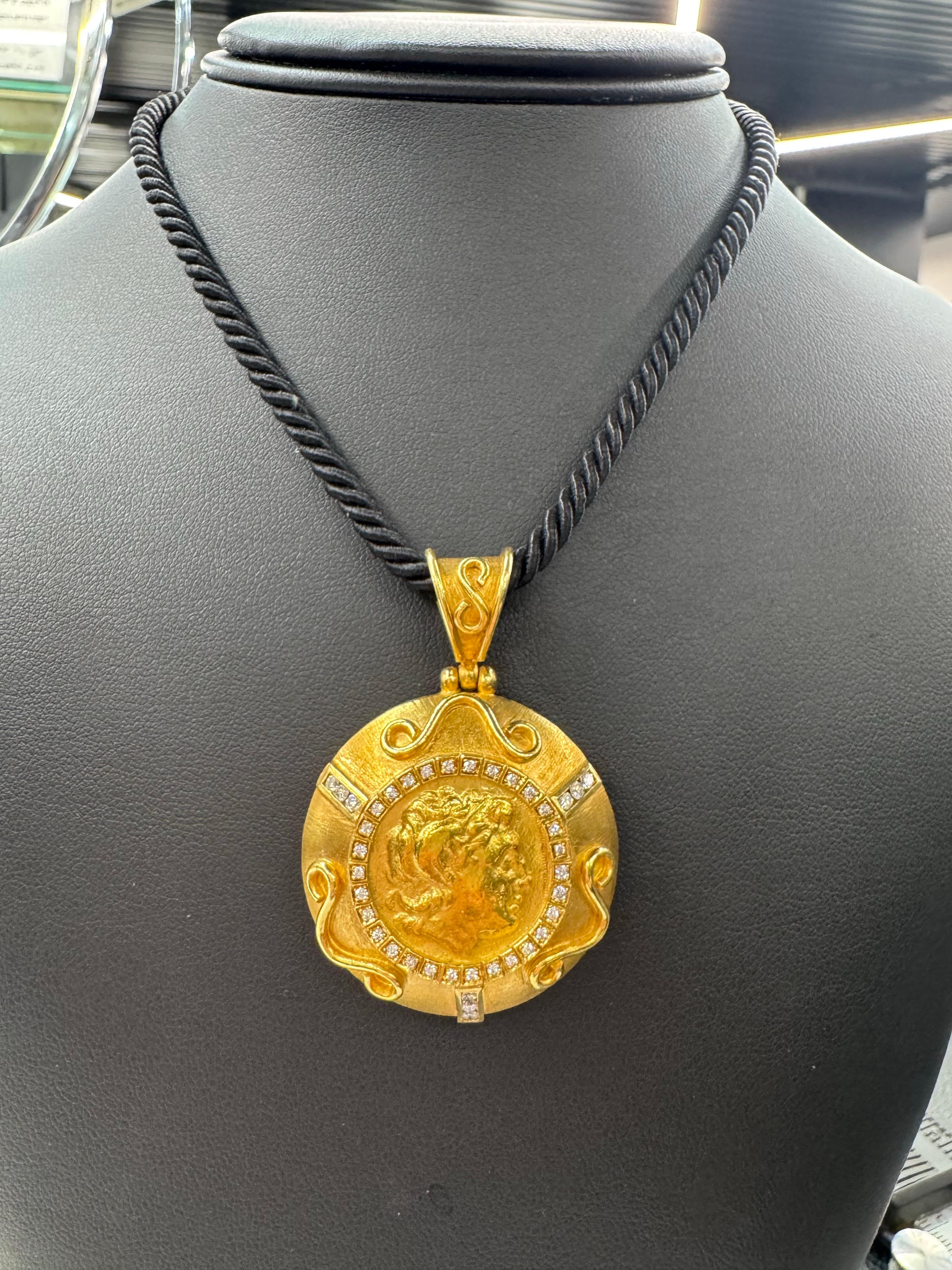 Collier avec pendentif en forme de pièce de monnaie grecque et diamants sur chaîne en or jaune 18 carats Pour femmes en vente