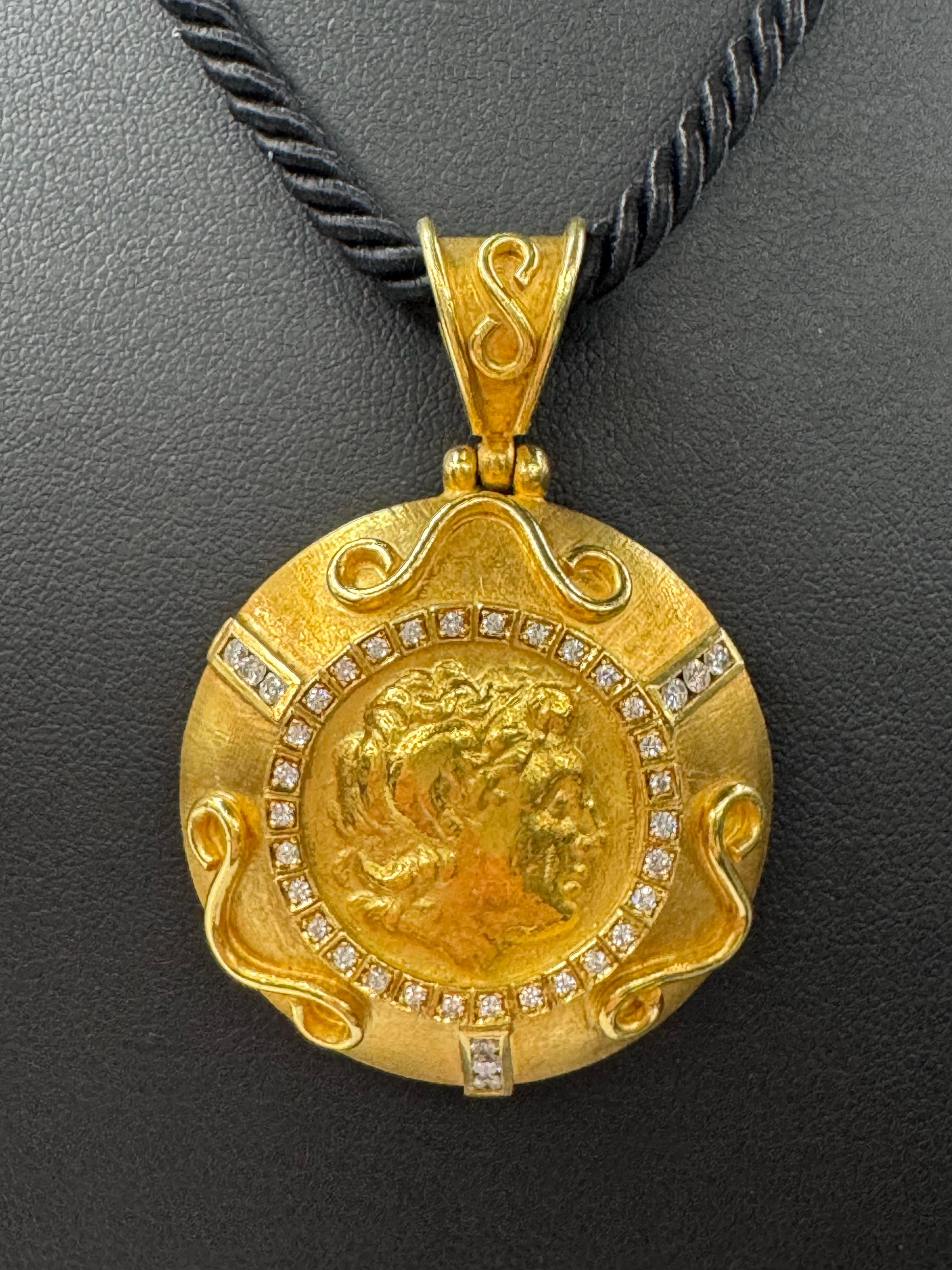 Collier avec pendentif en forme de pièce de monnaie grecque et diamants sur chaîne en or jaune 18 carats en vente 2