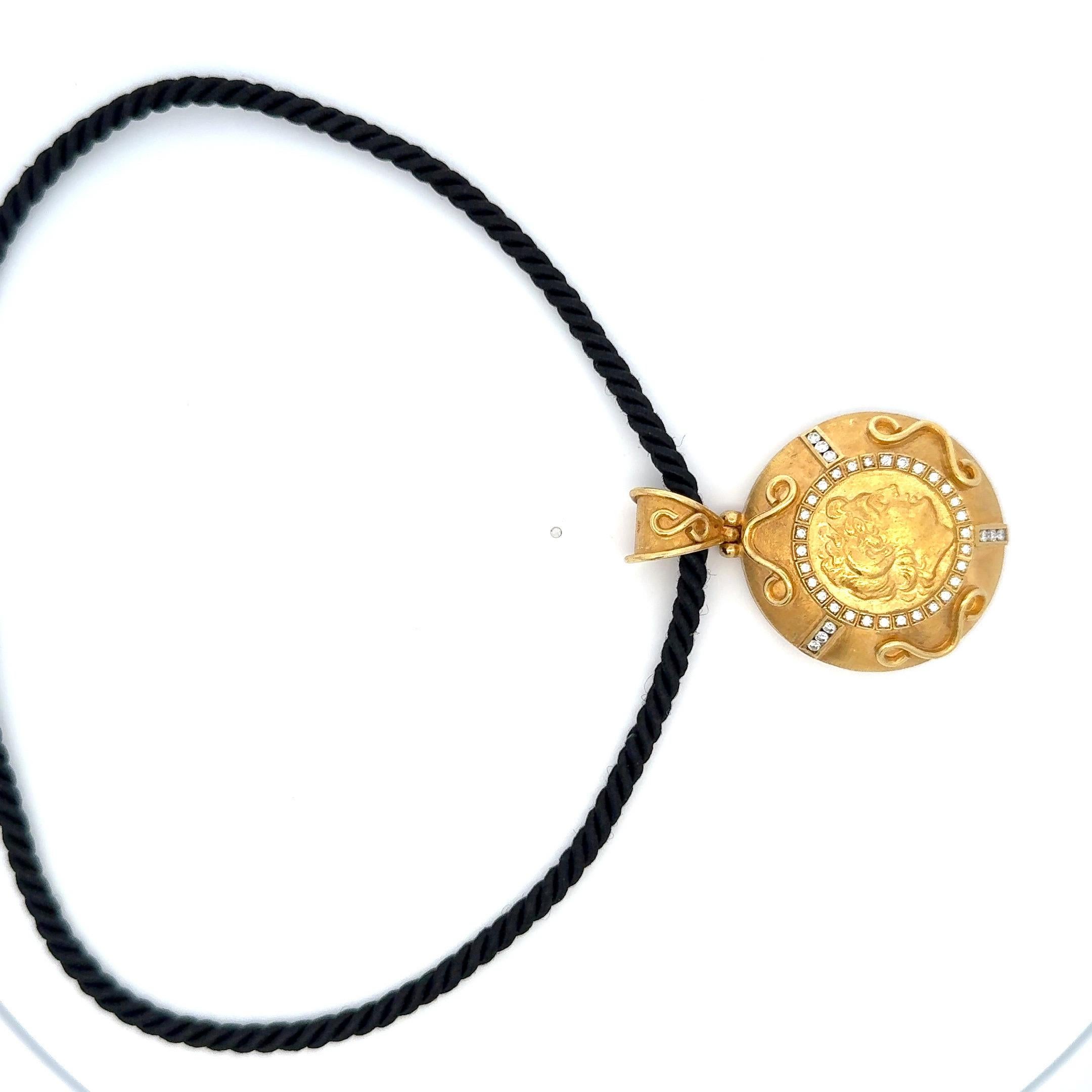 Collier avec pendentif en forme de pièce de monnaie grecque et diamants sur chaîne en or jaune 18 carats en vente 3