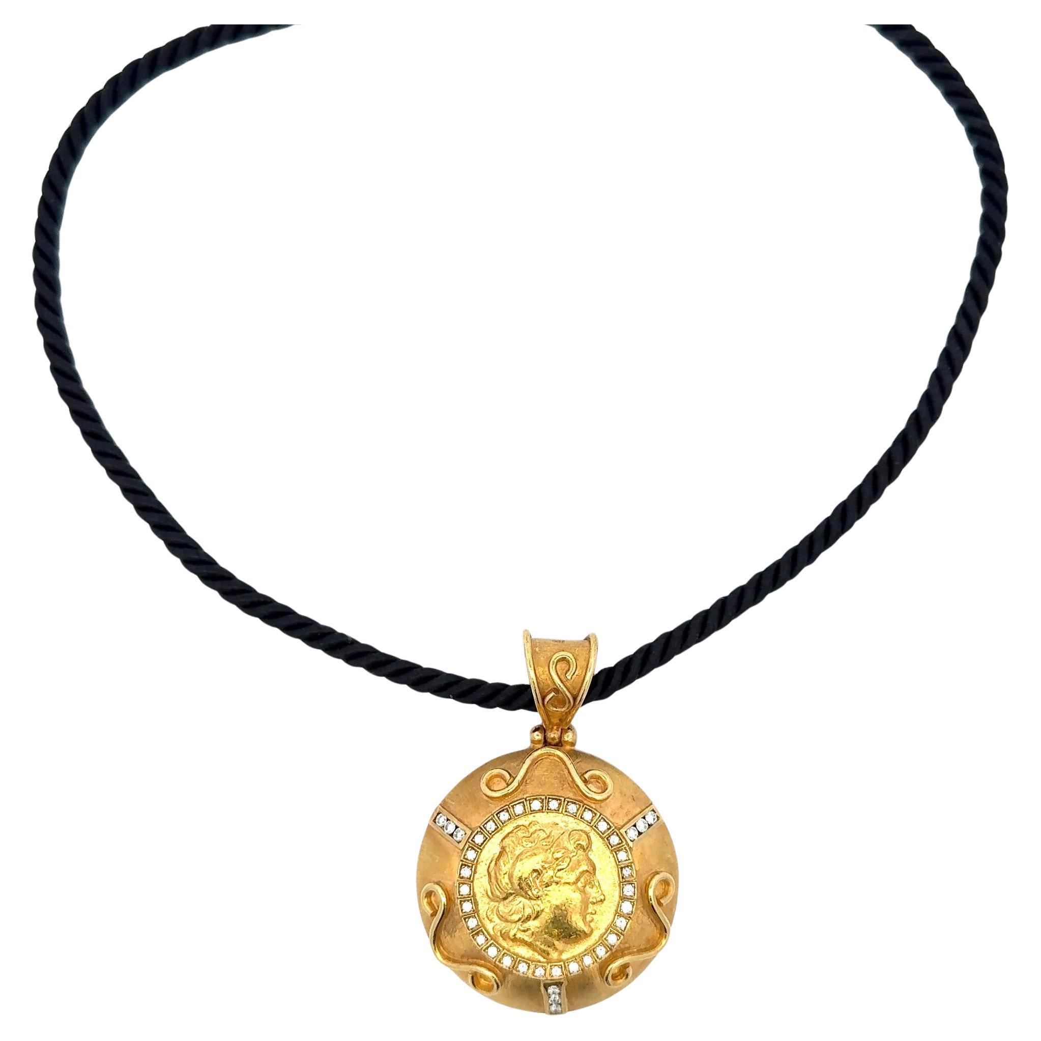 Collier avec pendentif en forme de pièce de monnaie grecque et diamants sur chaîne en or jaune 18 carats en vente