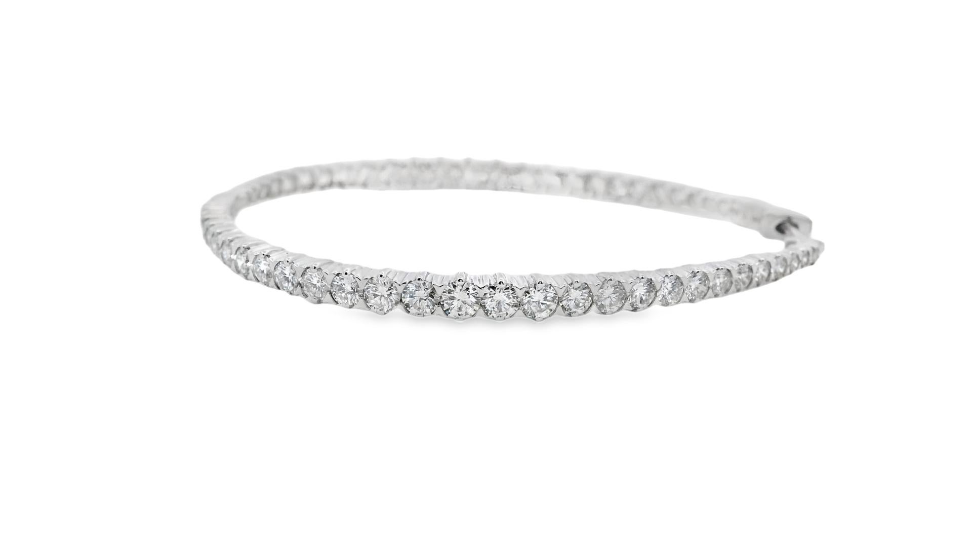 Large Diamond Hoop Earrings 5.00ct in 14K White Gold Corte redondo en venta