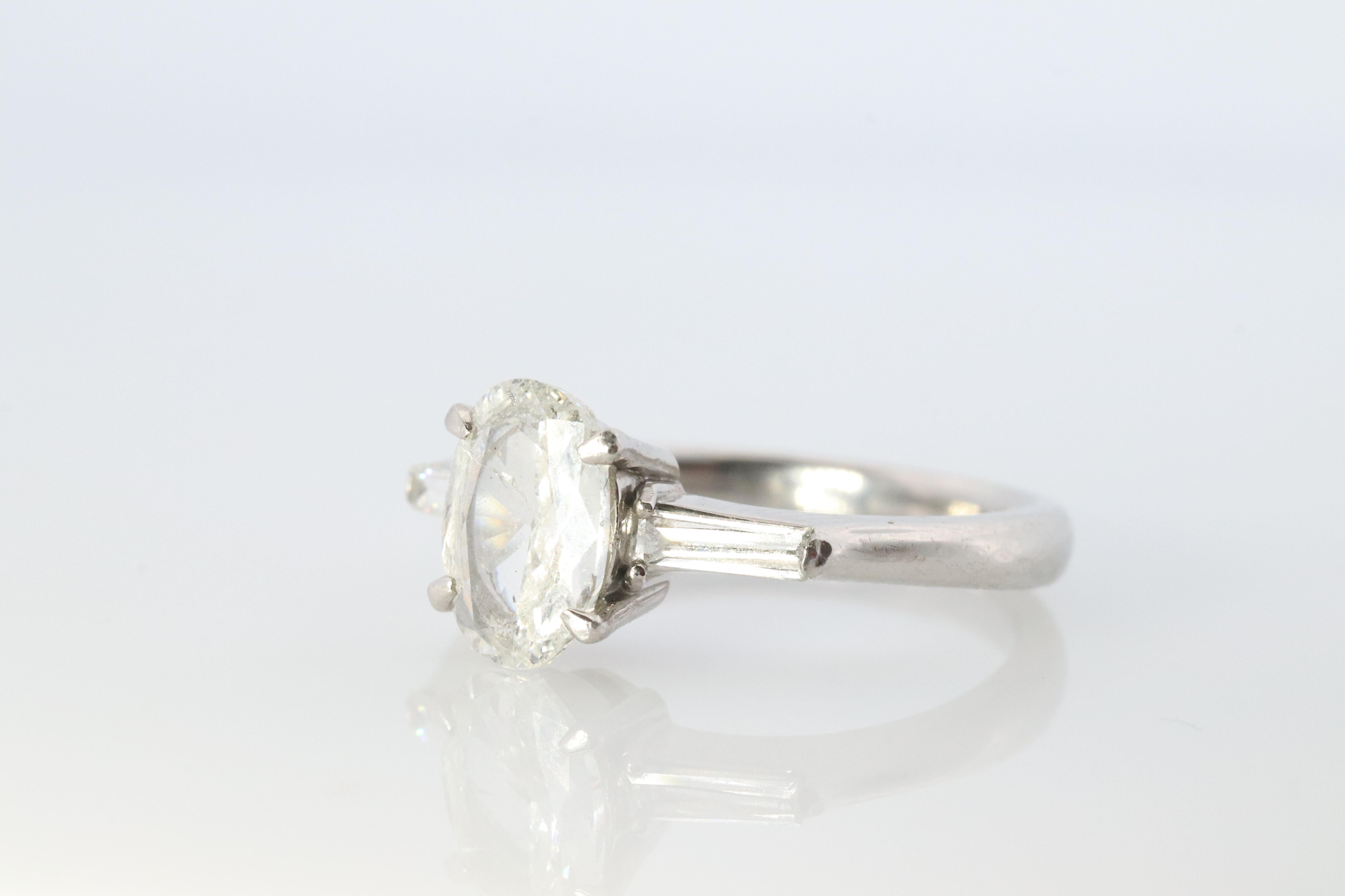 LARGE Diamond Oval engagement ring. Platinum 1CT Oval Diamond Solitaire baguette In Good Condition For Sale In Port Charlotte, FL
