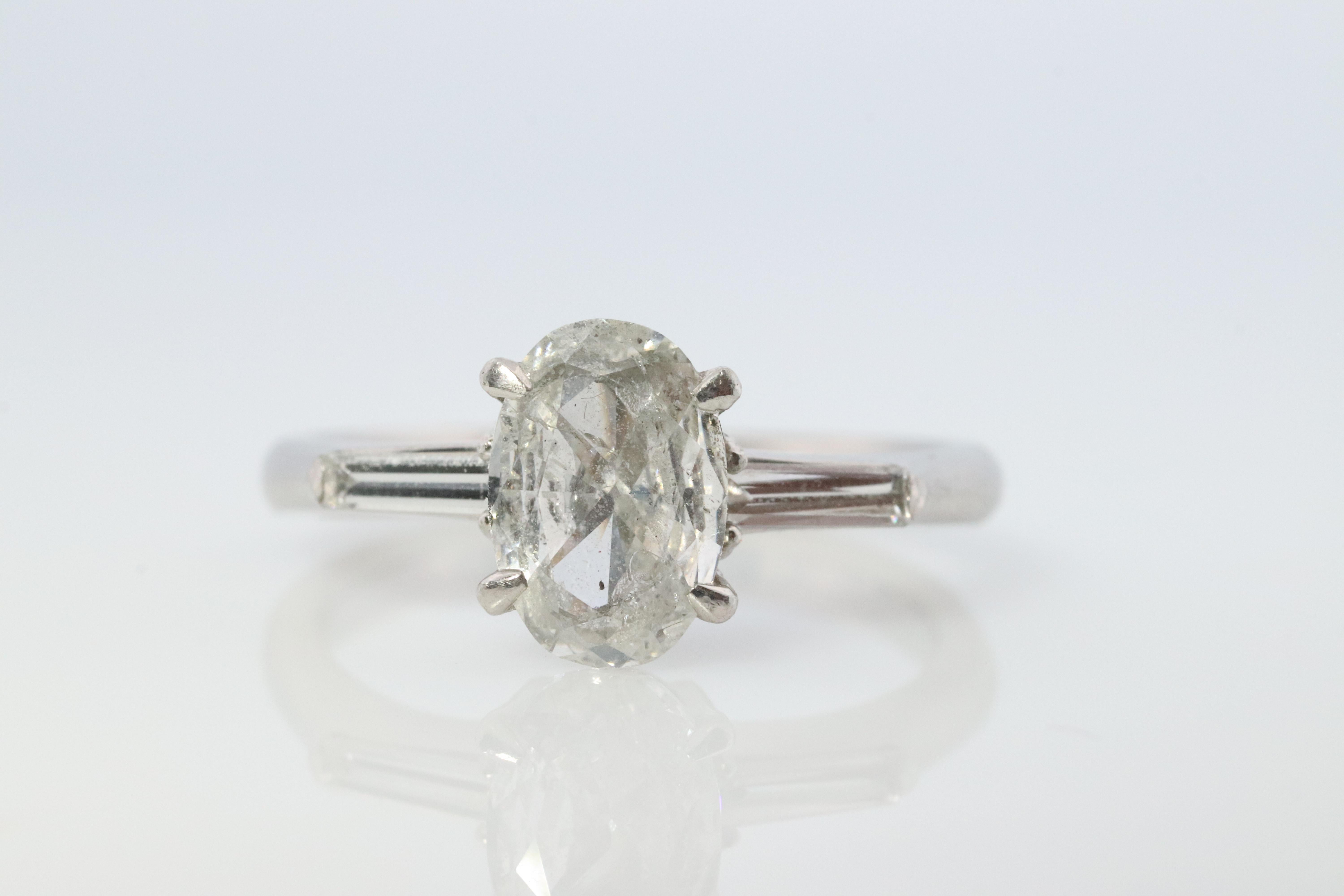 Women's LARGE Diamond Oval engagement ring. Platinum 1CT Oval Diamond Solitaire baguette For Sale