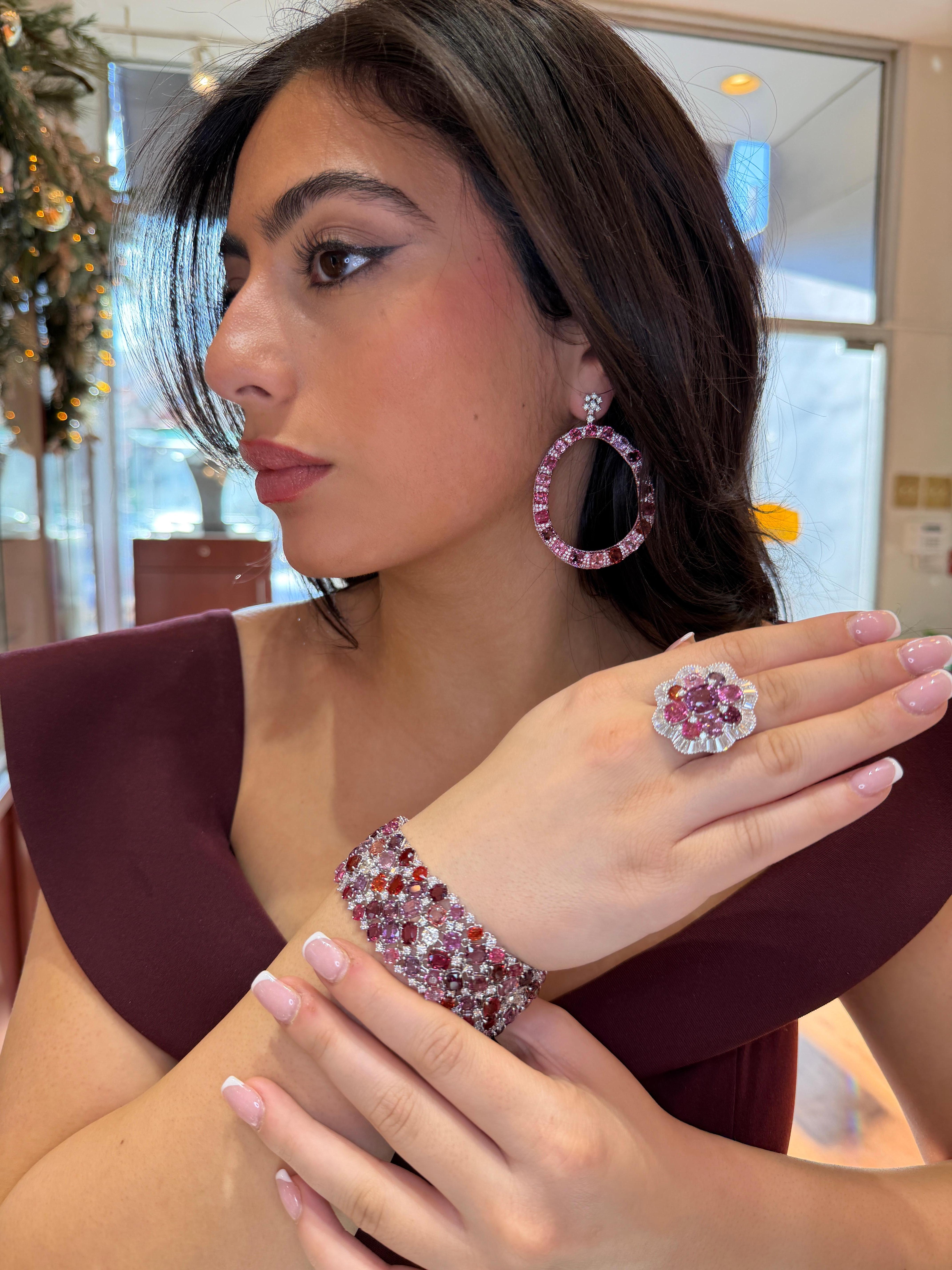 Une paire spectaculaire de boucles d'oreilles extra-larges en spinelle de Birmanie et diamant, totalisant 26,67 carats de spinelle vif et 6,00 carats de diamants blancs fins, façonnés en or blanc 18 carats avec une couche spectaculaire de rhodium